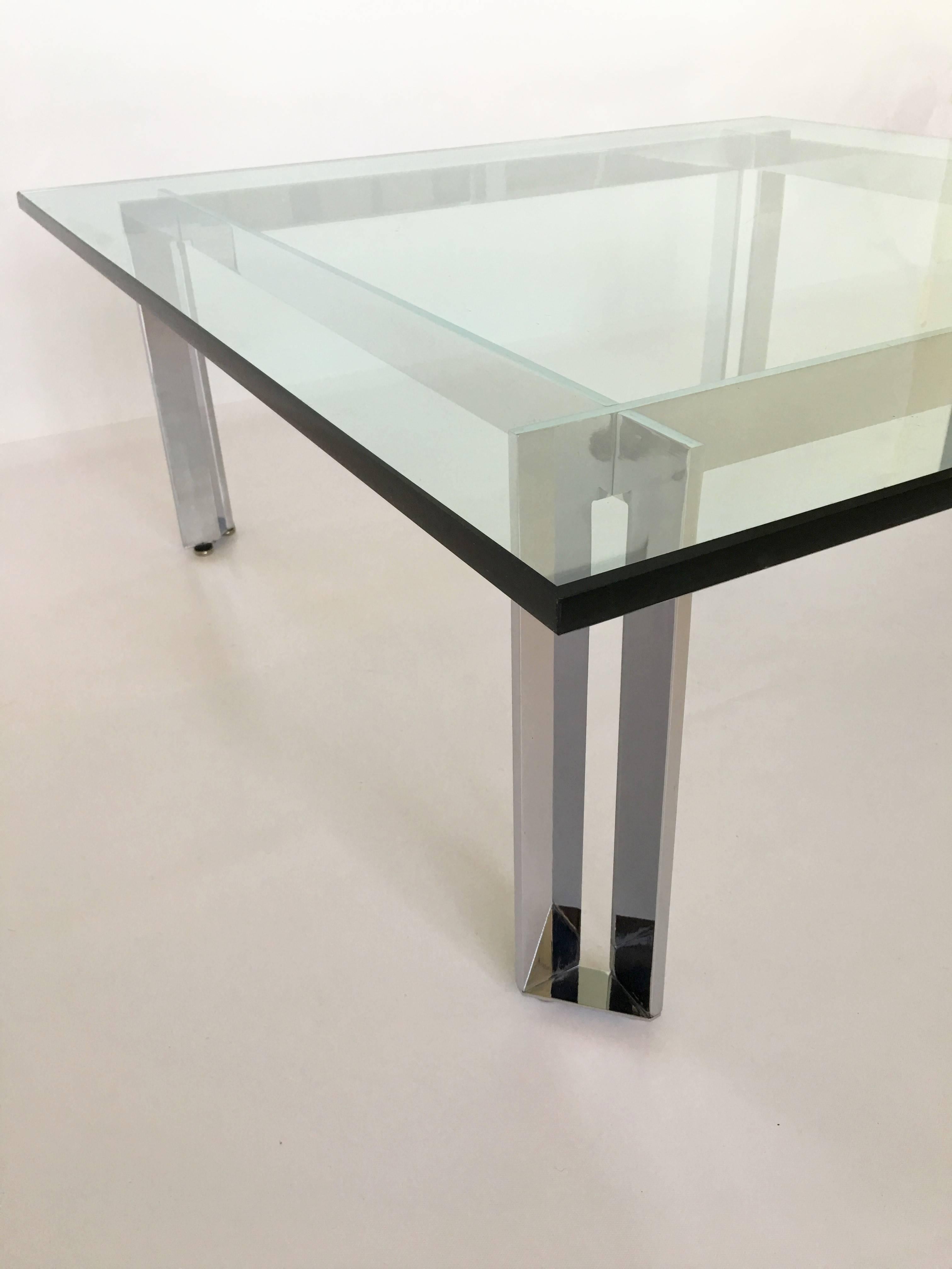 Niedriger amerikanischer moderner Tisch aus poliertem Chrom und Glas im Angebot 2