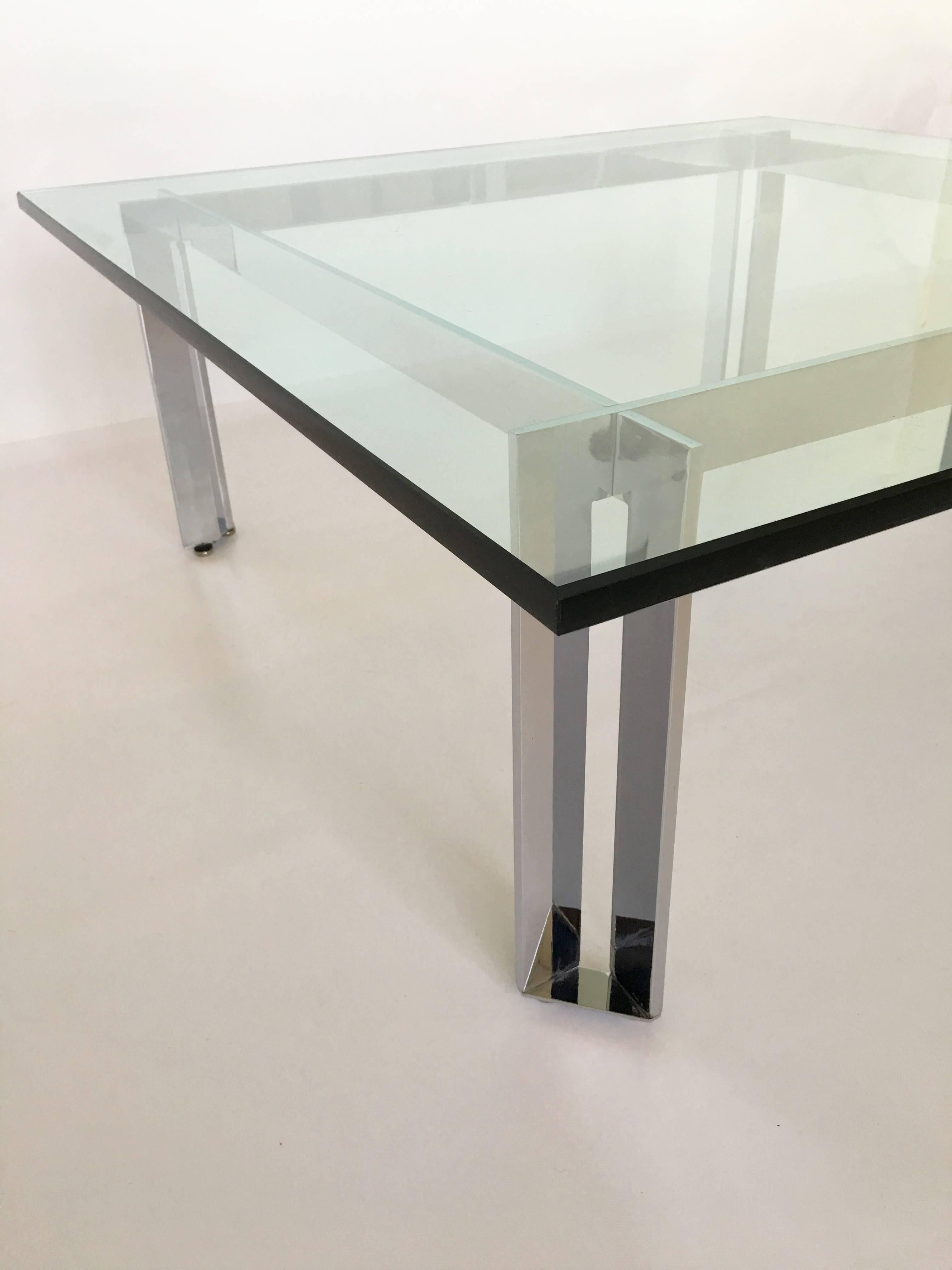 Table basse moderne américaine en chrome poli et verre en vente 1