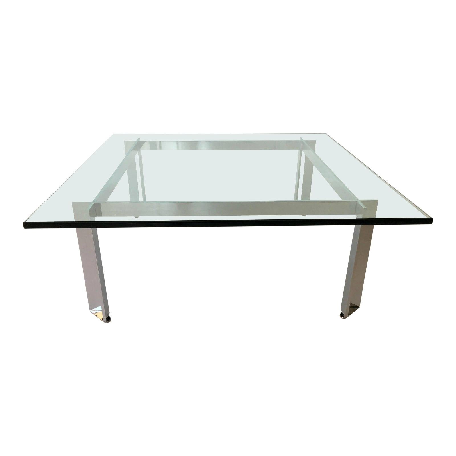 Niedriger amerikanischer moderner Tisch aus poliertem Chrom und Glas