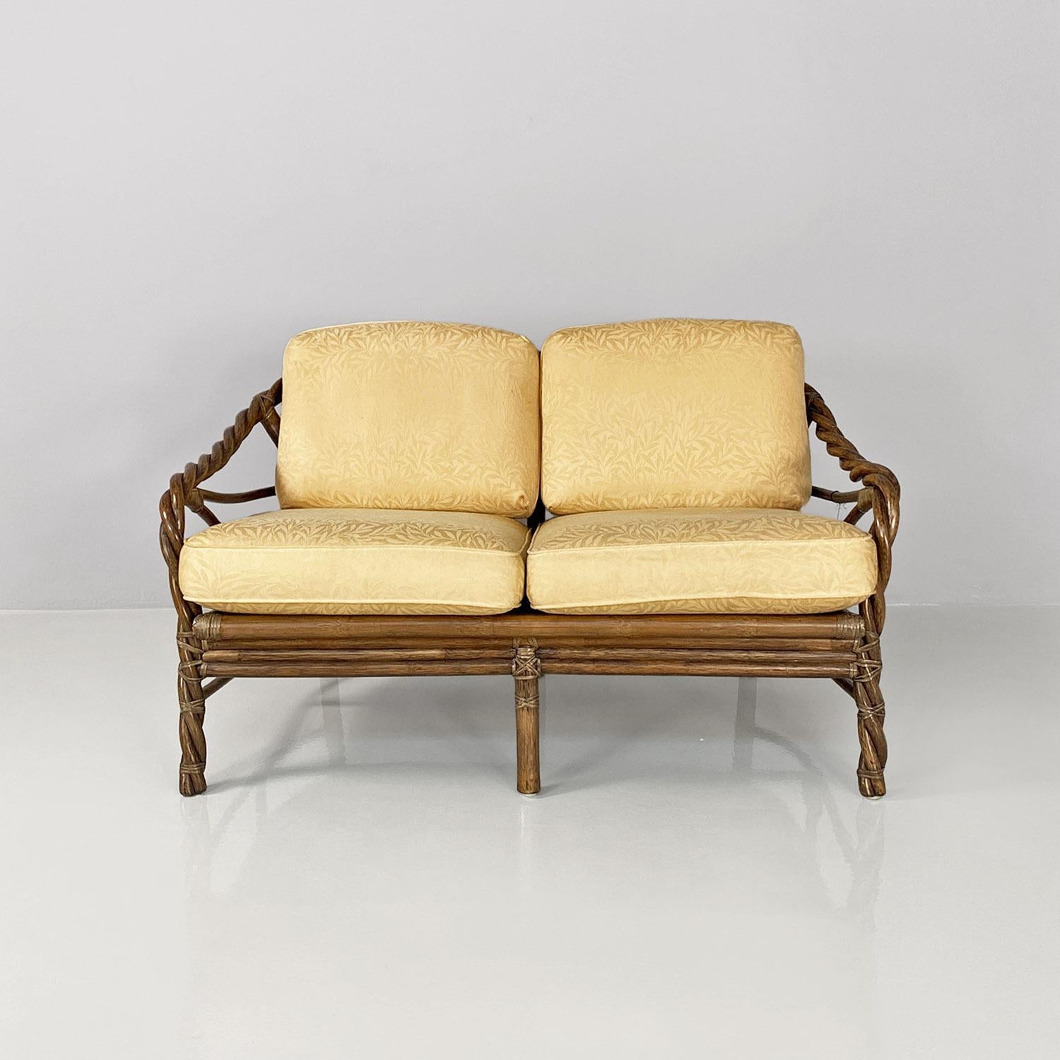 Modernes amerikanisches Sofa aus Rattan und beigem Floreal-Stoff von McGuire Company, 1970er Jahre.
Zweisitzer-Sofa mit rechteckigem Sitz aus geflochtenem Rattan mit Lederschnüren, mit Armlehnen, ebenfalls aus geflochtenem Rattan. Auf der Sitzfläche