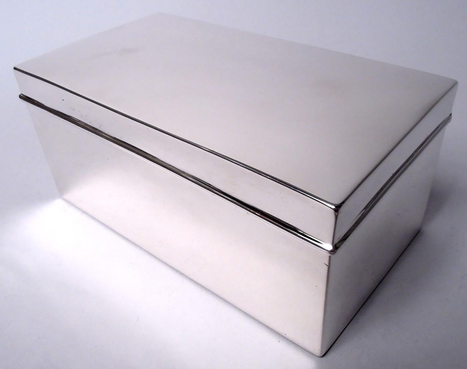 Moderna caja de plata de ley. Fabricado por Woods & Chatellier en Nueva York, hacia 1920. Rectangular con lados rectos. Tapa abatible con borde moldeado y parte superior suavemente curvada. Interior de la caja forrado de cedro; interior de la tapa