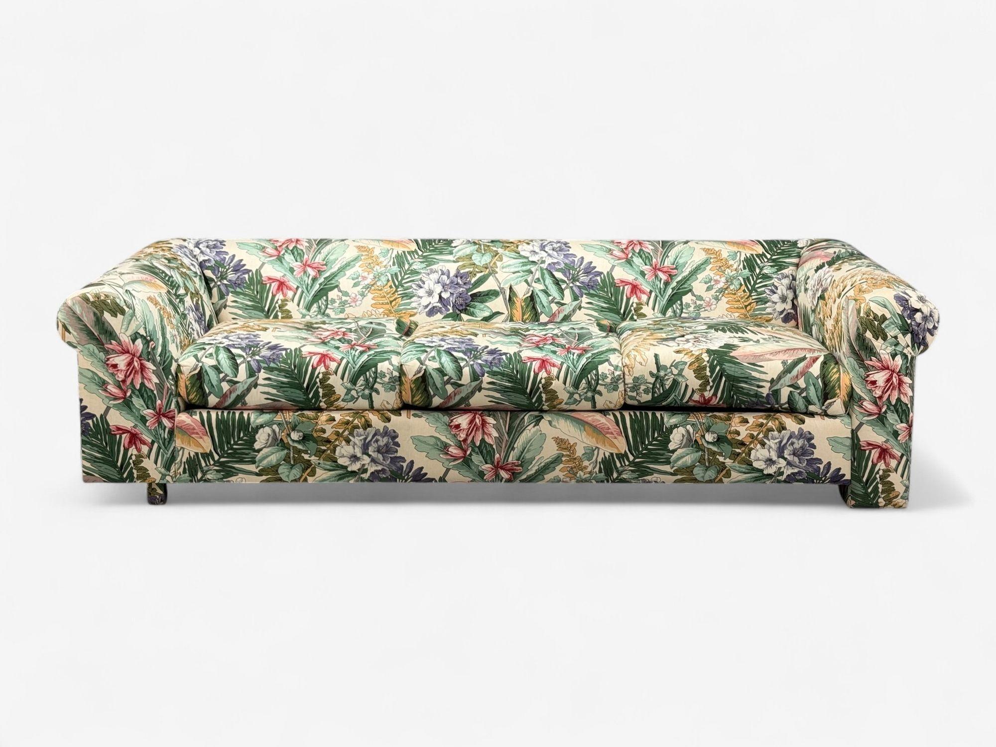 Mid-Century Modern American Modern, Tropical Fabric, Monumental Custom Sofa, USA, 20e s. en vente