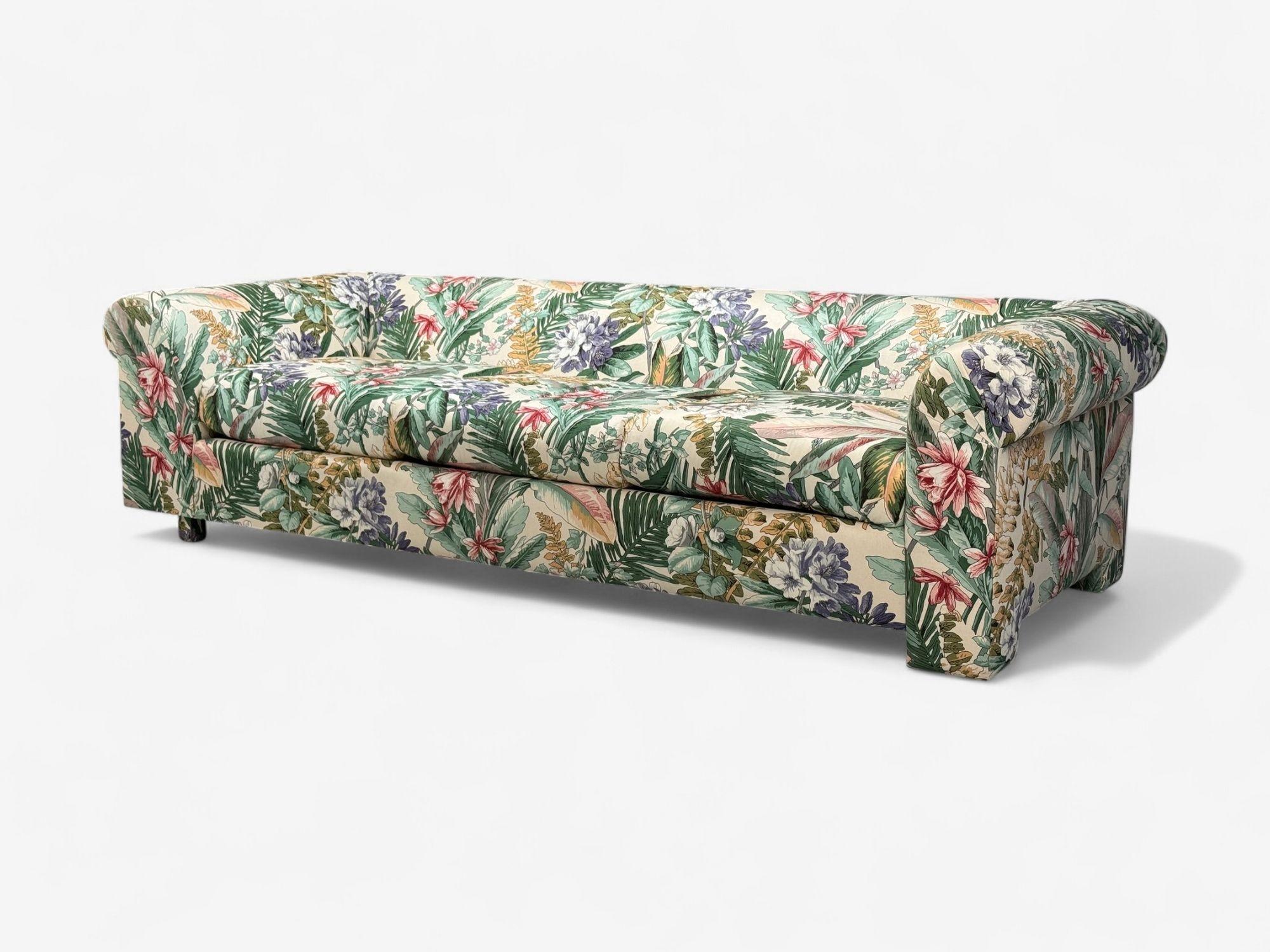 American Modern, Tropical Fabric, Monumental Custom Sofa, USA, 20e s. Bon état - En vente à Manhasset, NY