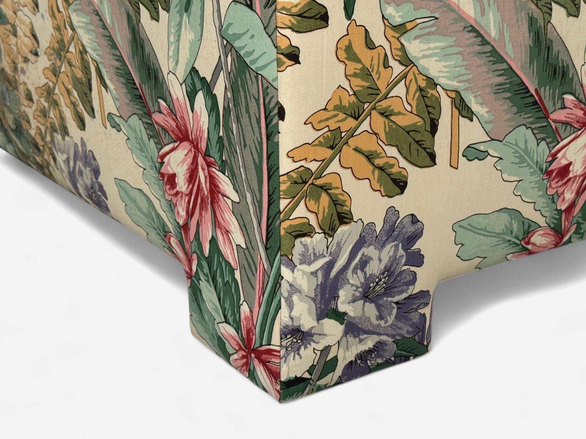 American Modern, Tropical Fabric, Monumental Custom Sofa, USA, 20e s. en vente 1