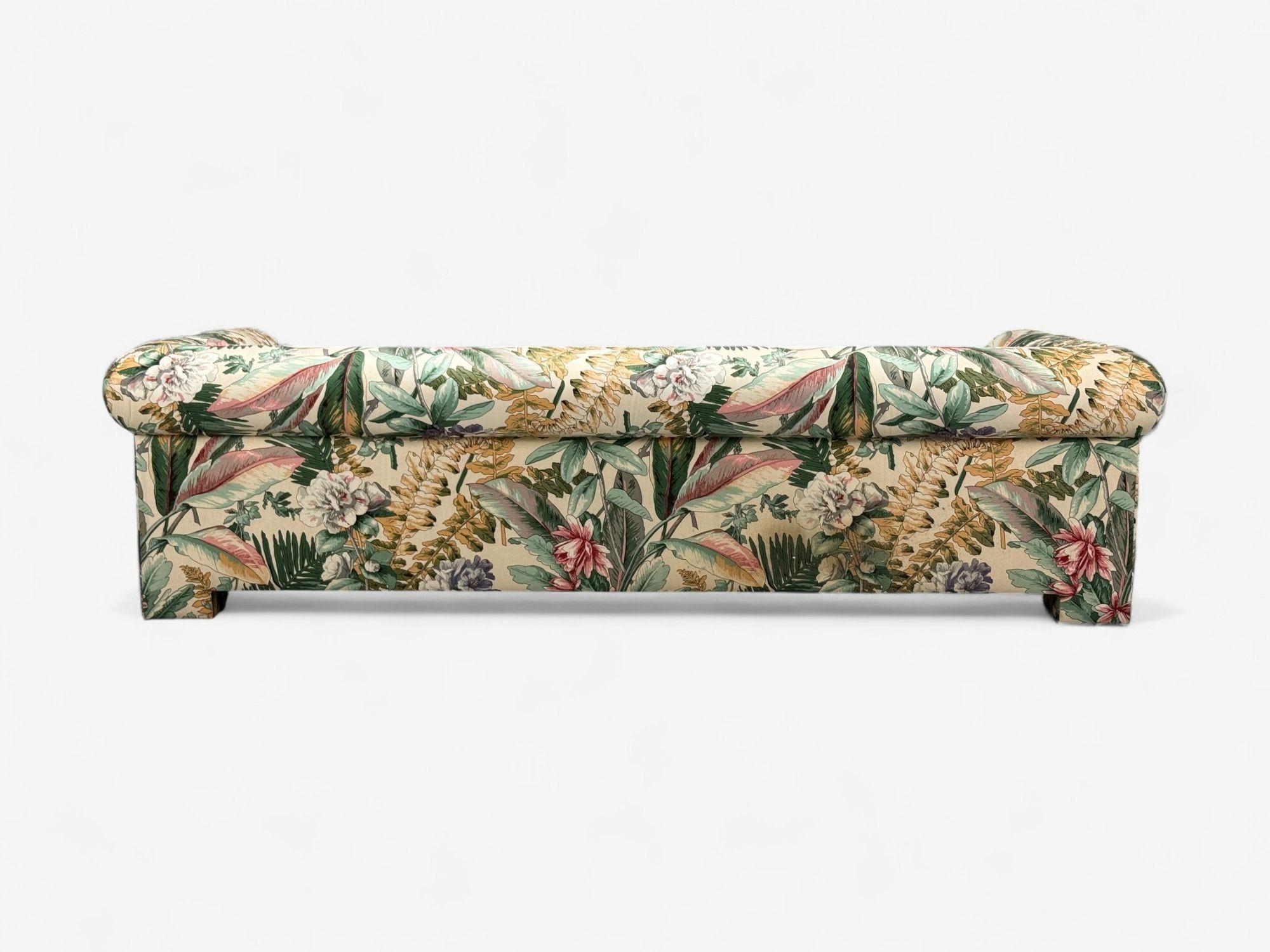 American Modern, Tropical Fabric, Monumental Custom Sofa, USA, 20e s. en vente 3