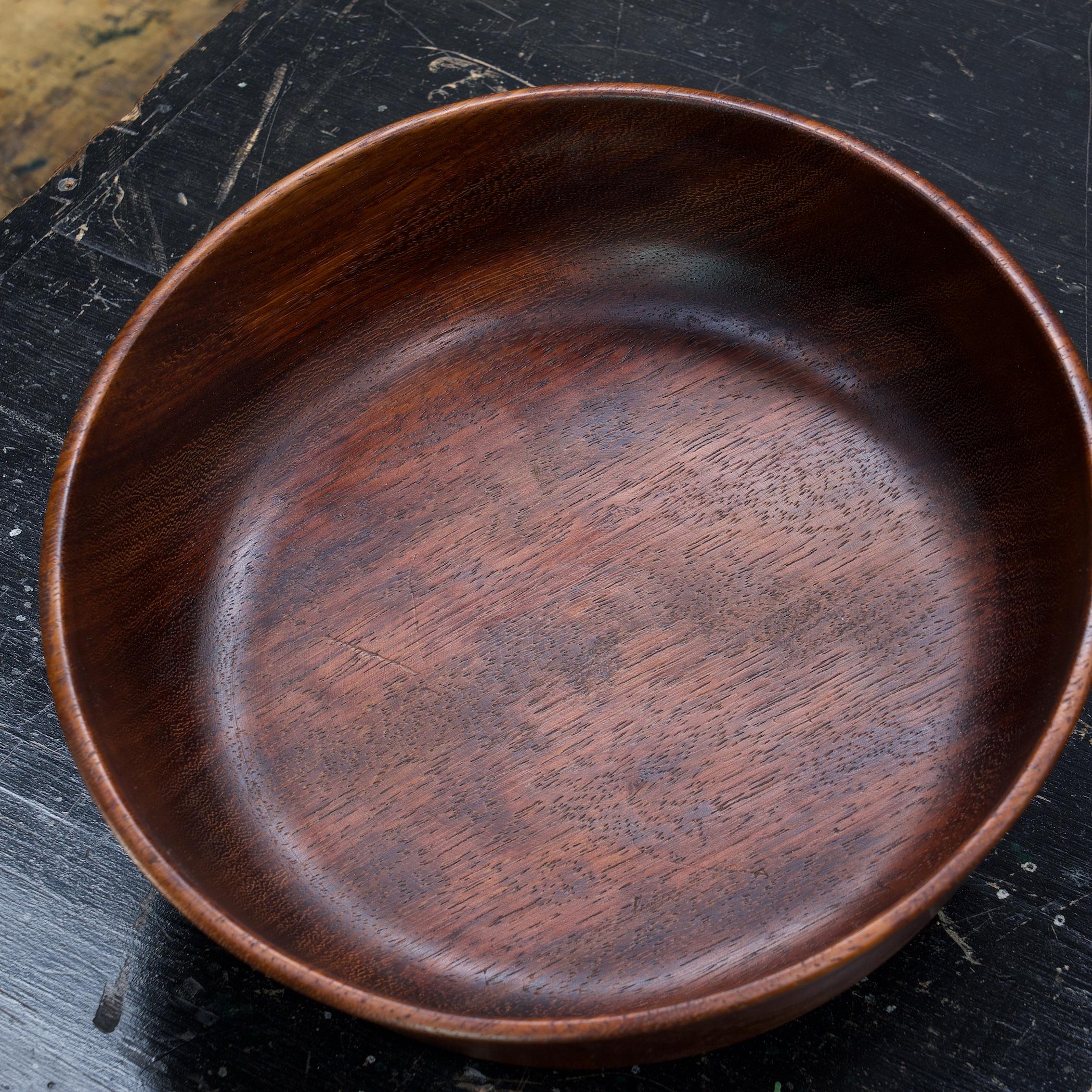 American Modern Turned Mahogany Wood Fruit Centerpiece Bowl  In Fair Condition For Sale In Hyattsville, MD
