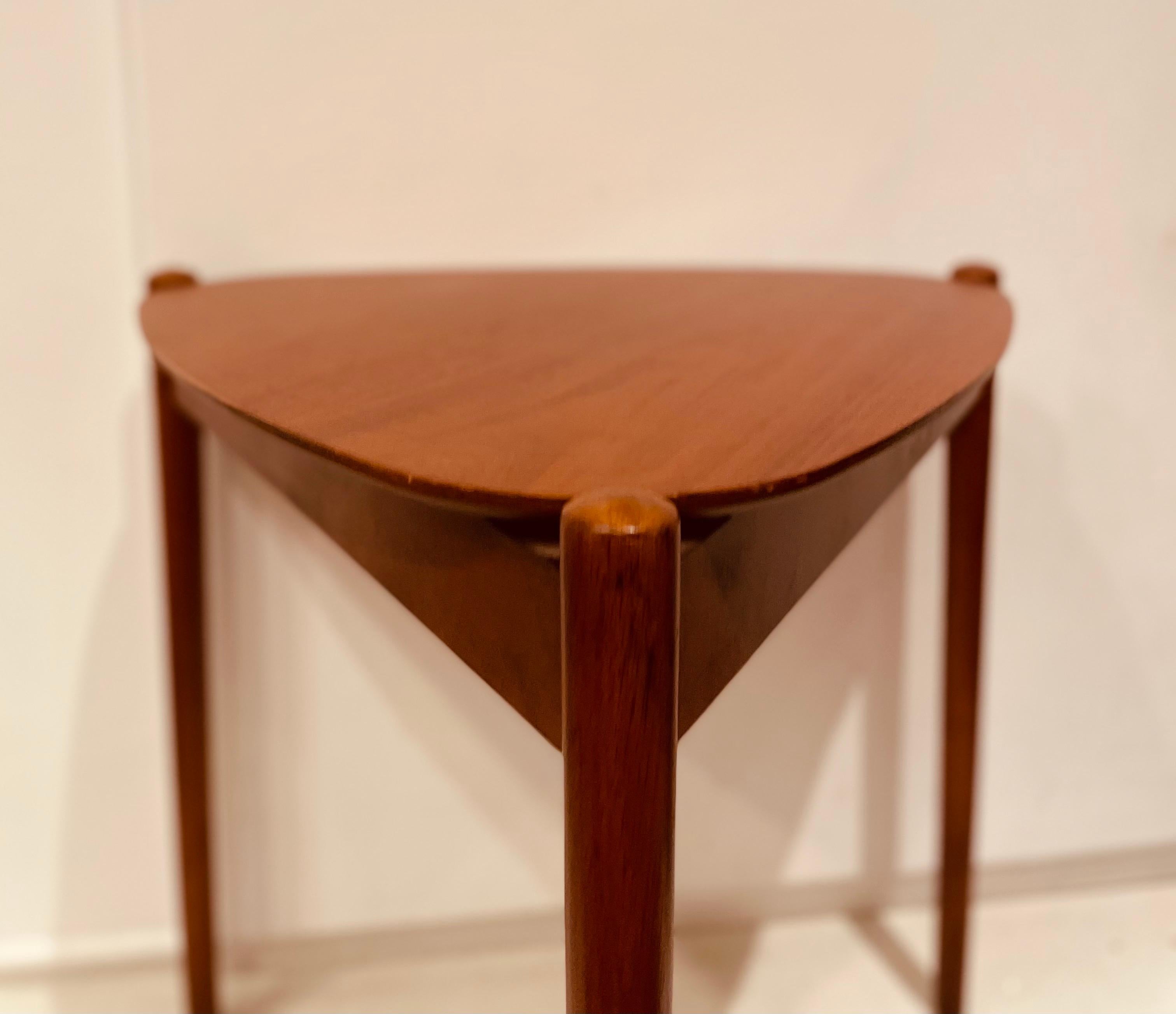 American Modern Walnut Tri-Legged Midcentury Cocktail Table In Good Condition In San Diego, CA