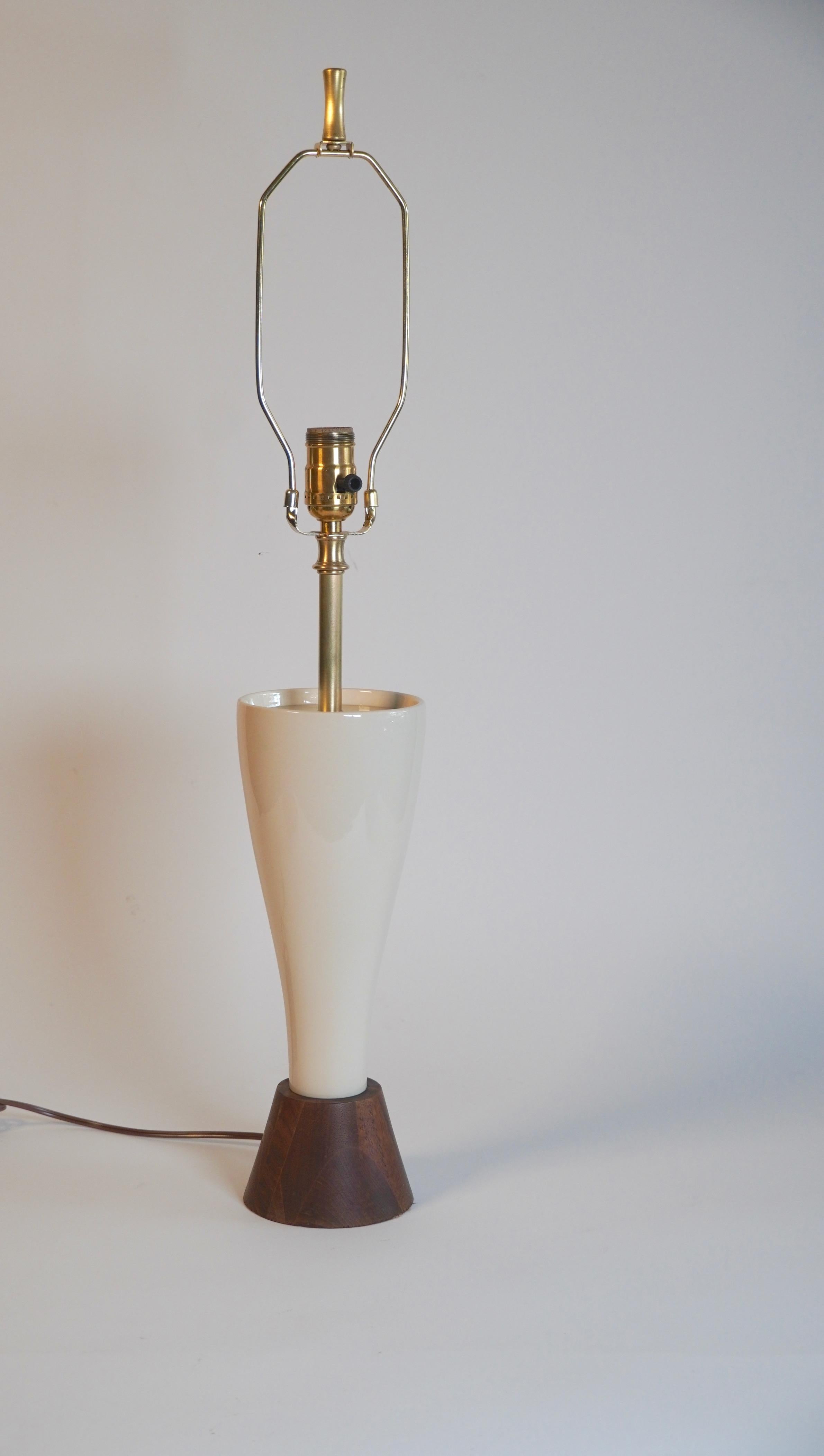 Américain Moderne américain en céramique blanche, laiton et  Lampe à poser en noyer en vente