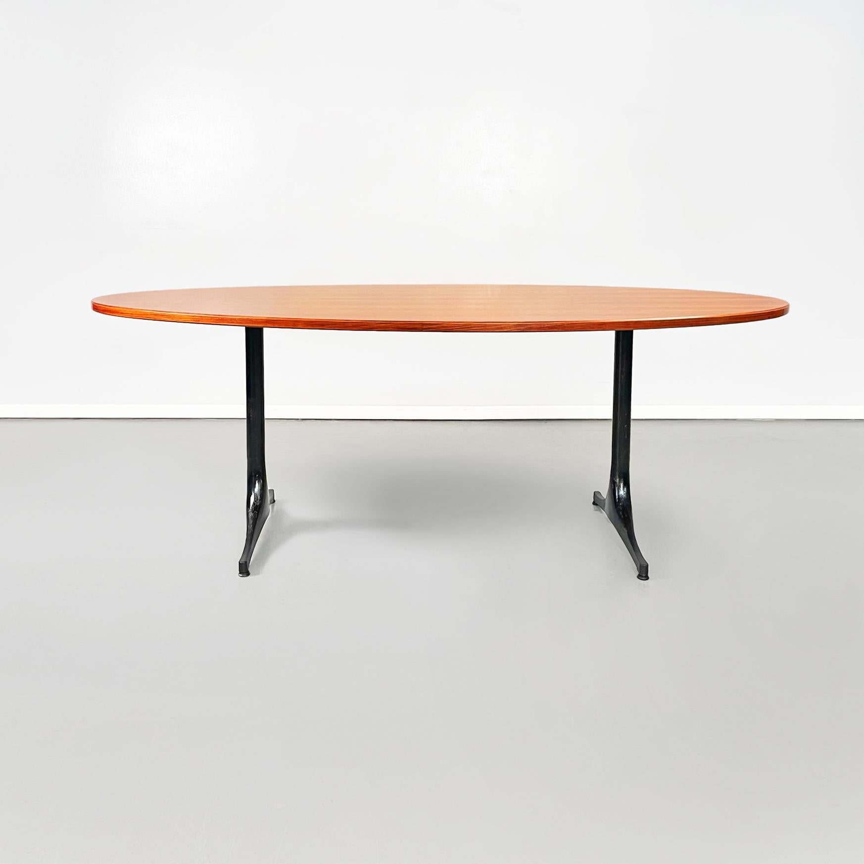 American Modern Esstisch aus Holz und schwarzem Metall von George Nelson für Herman Miller, 1960er Jahre
Eleganter und fantastischer Esstisch mit dicker ovaler Holzplatte. Die Struktur besteht aus zwei Beinen aus schwarz lackiertem Metall.
Er