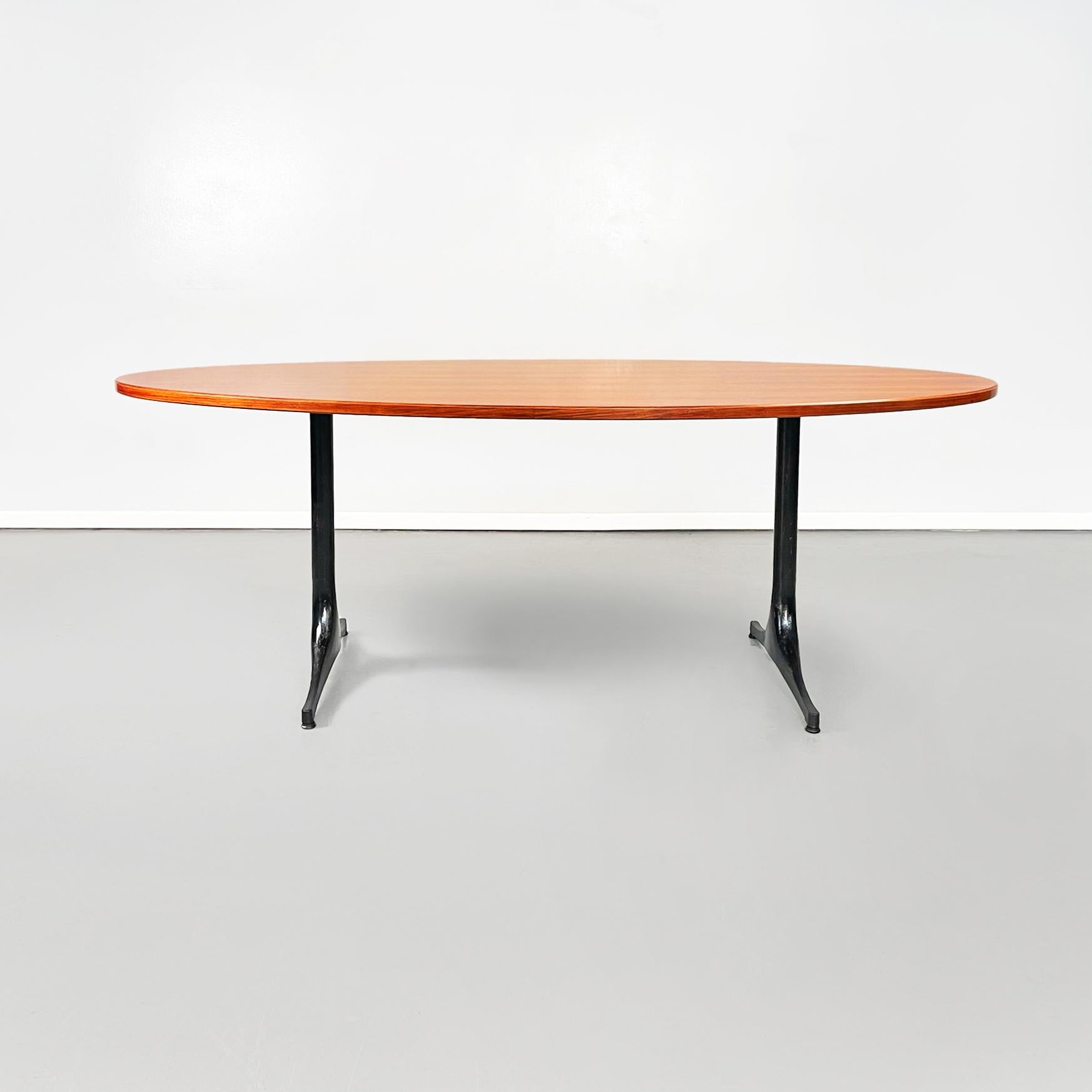 Table de salle à manger moderne américaine en bois et métal noir par George Nelson pour Herman Miller, années 1960
Table de salle à manger élégante et fantastique avec un épais plateau ovale en bois. La structure est composée de deux pieds en métal