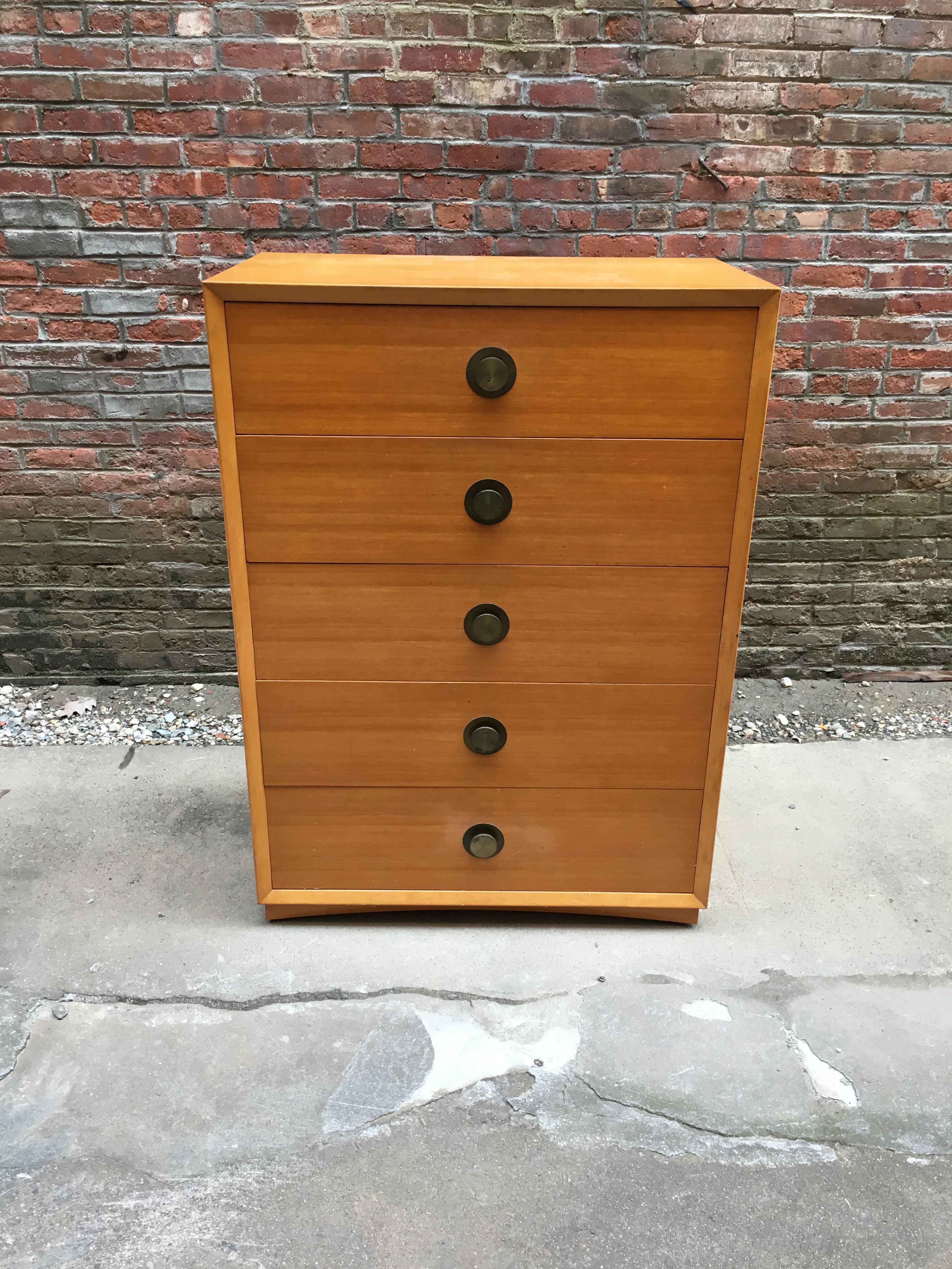 Gorgeous and simple elegance Thomasville Chair Company dresser. Tall five drawer dresser features round center pulls, drawer dividers in the top two drawers and concave shaped plinth base, circa 1940-1950. Original finish. Possibly elm or birch