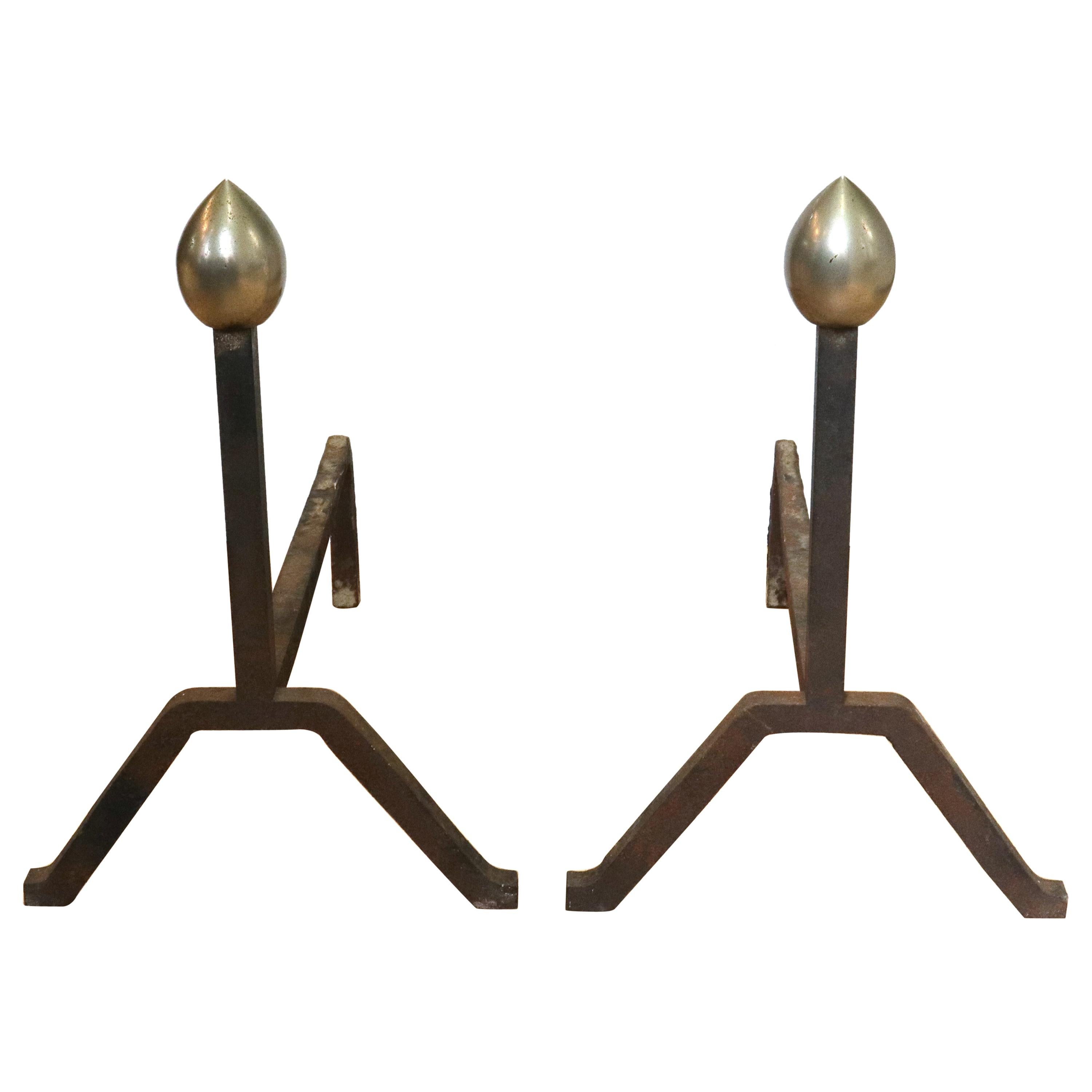 Amerikanische modernistische Andirons aus Stahl und Eisen im Angebot