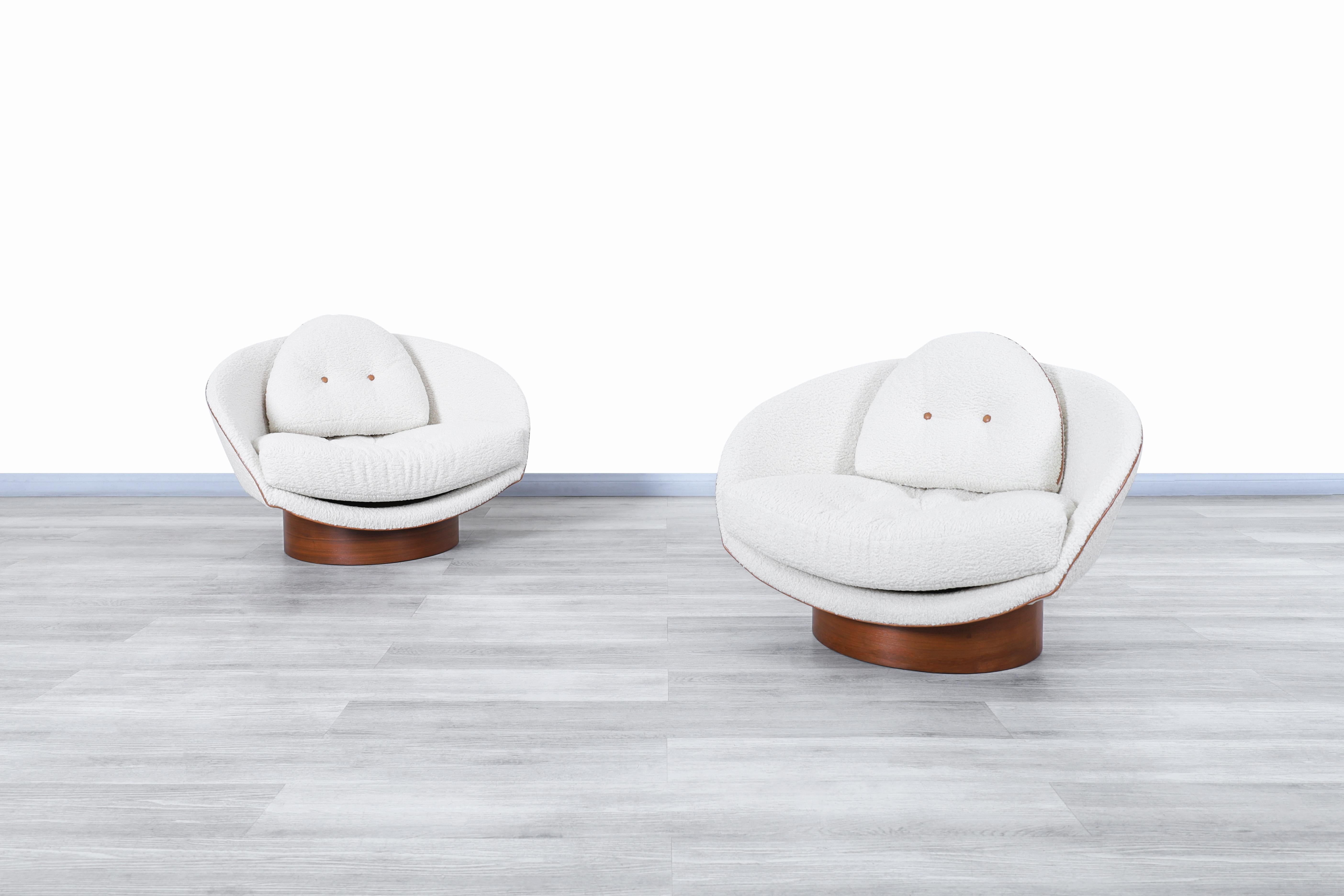 Atemberaubende Vintage modernist boucle und Leder Lounge Stühle entworfen und hergestellt in den Vereinigten Staaten, circa 1960er Jahren. Diese Stühle zeichnen sich durch ein innovatives Design aus, das durch die elegante Auswahl der für die