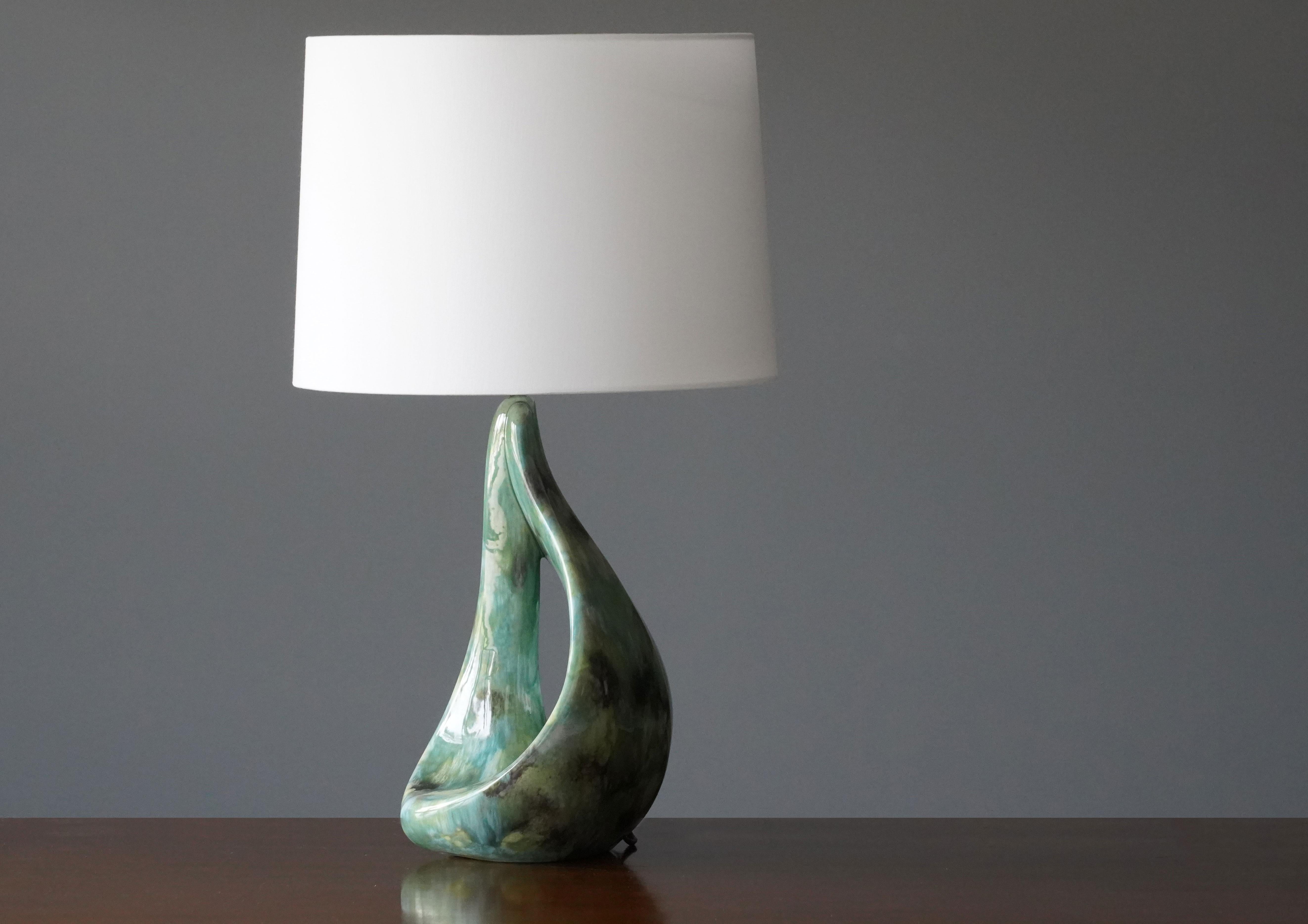 American Modernist Craft, Organic Table or Desk Lamp, Ceramic, Fabric, 1960s In Good Condition In High Point, NC