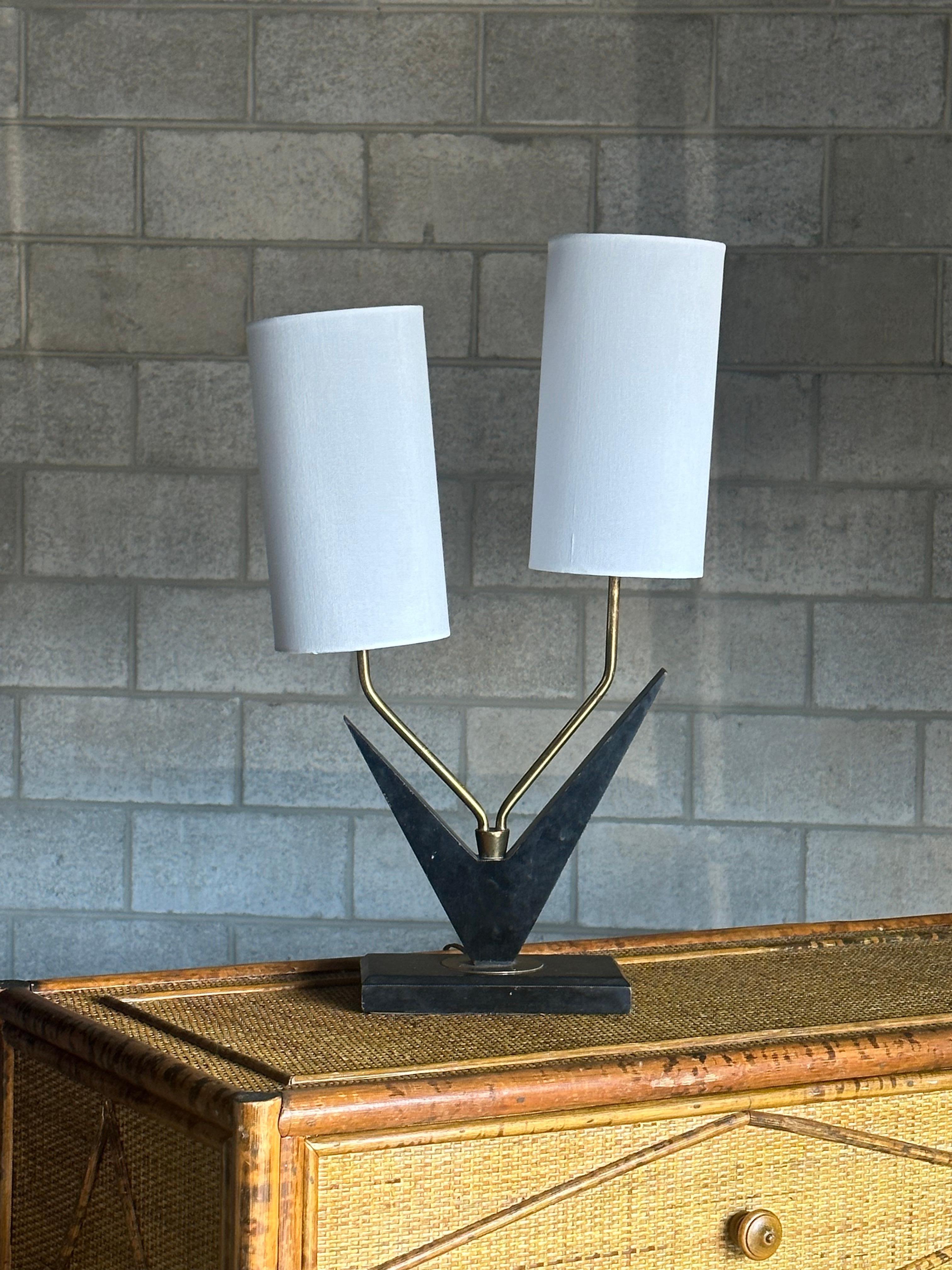 Eine wunderbare Tischlampe mit doppeltem Hals, schwarzer Blöße und Messingakzenten. Das Design erinnert an Gerald Thurston für Lightolier.

Die angegebenen Maße sind Gesamtmaße. Basis misst nur 8,5