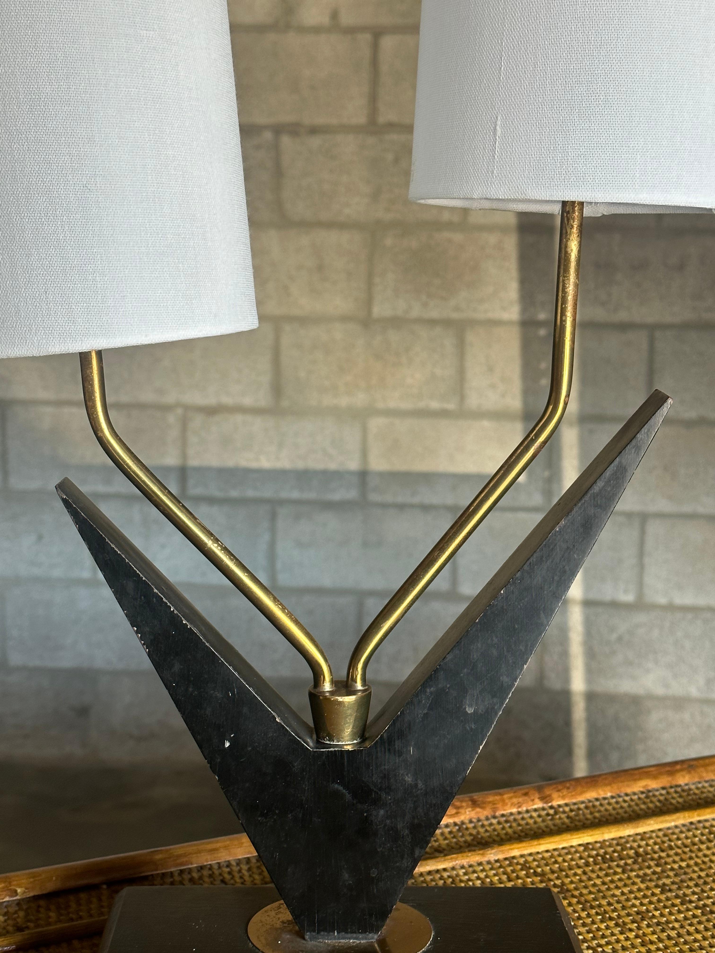 Amerikanische modernistische Designerin Boomerang-Tischlampe (Moderne der Mitte des Jahrhunderts) im Angebot