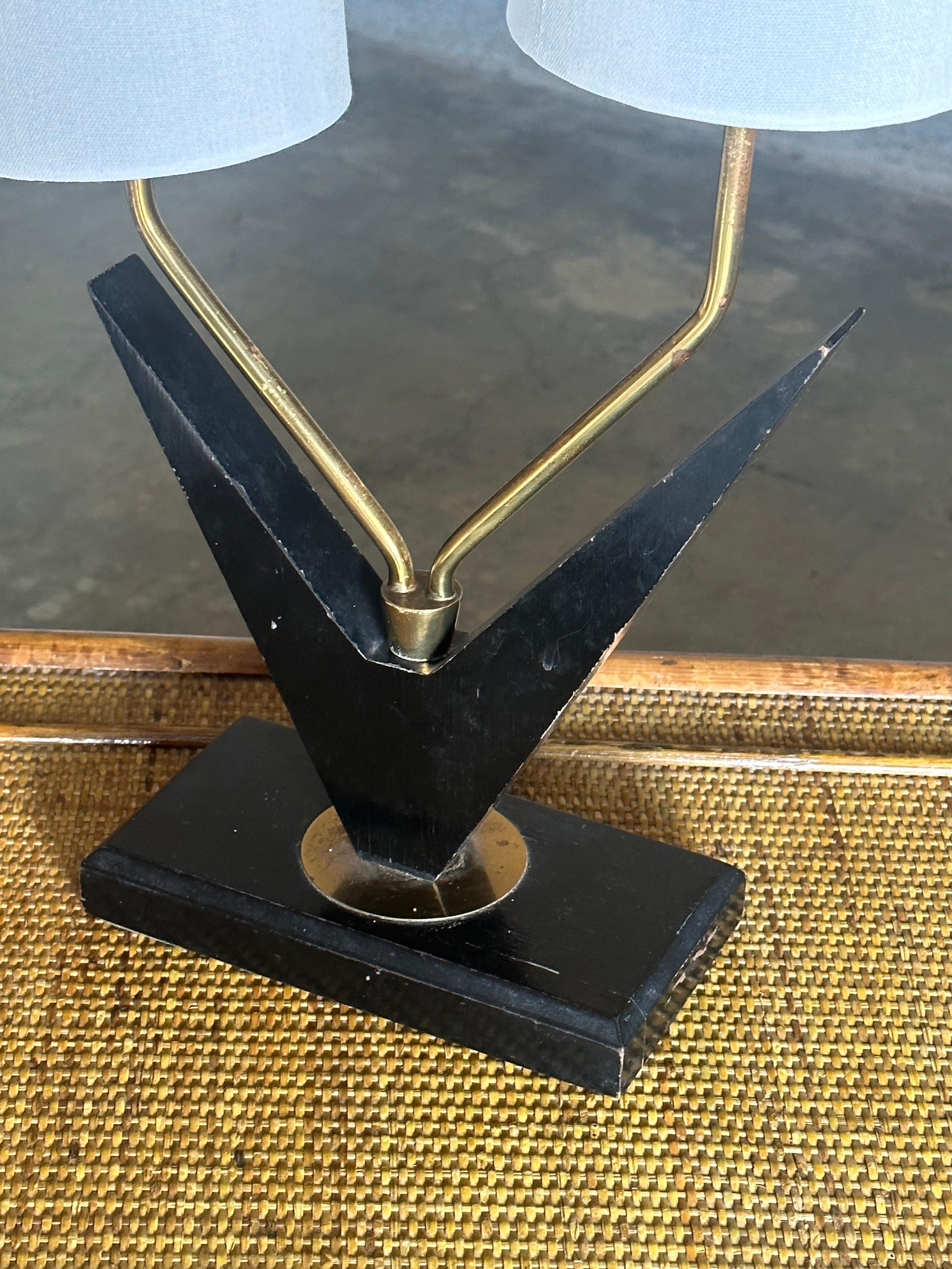 Amerikanische modernistische Designerin Boomerang-Tischlampe (amerikanisch) im Angebot