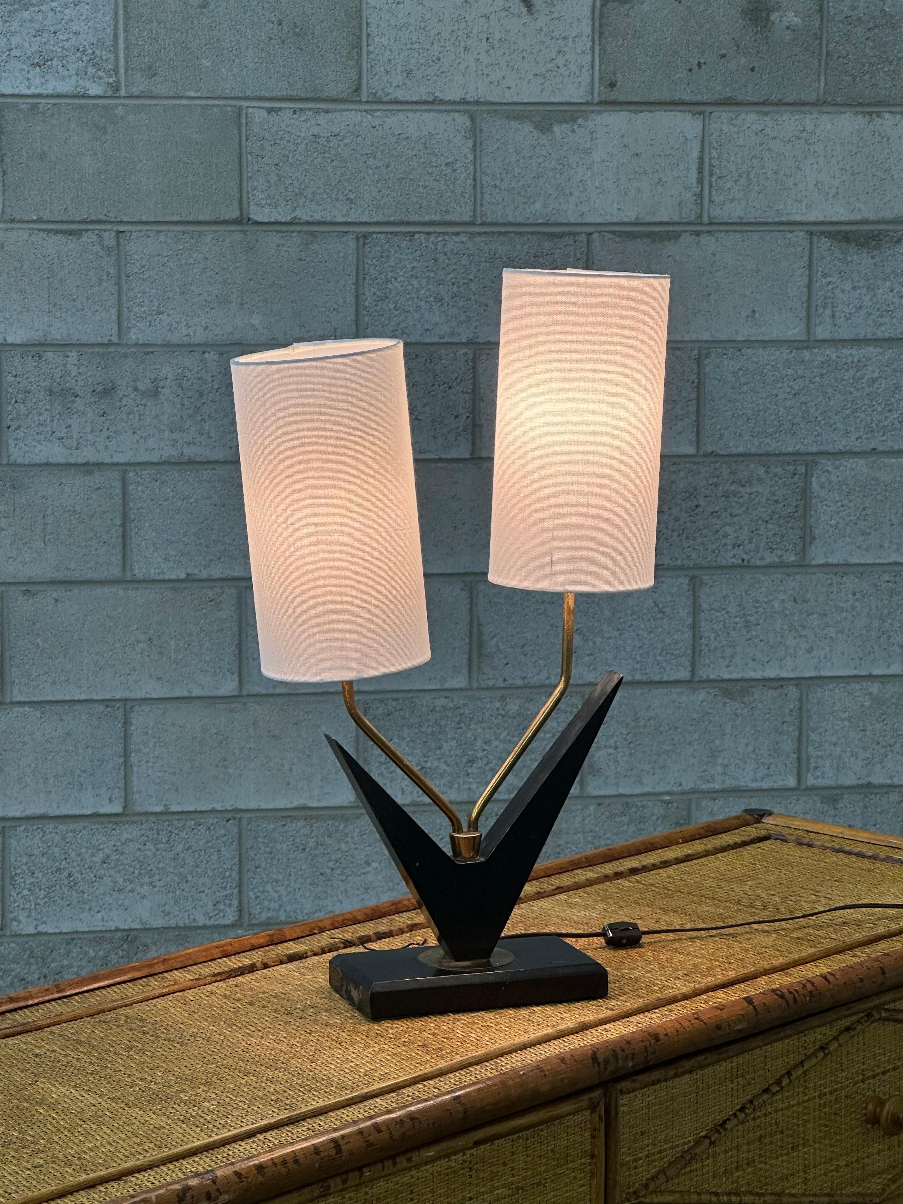 Amerikanische modernistische Designerin Boomerang-Tischlampe im Angebot 1