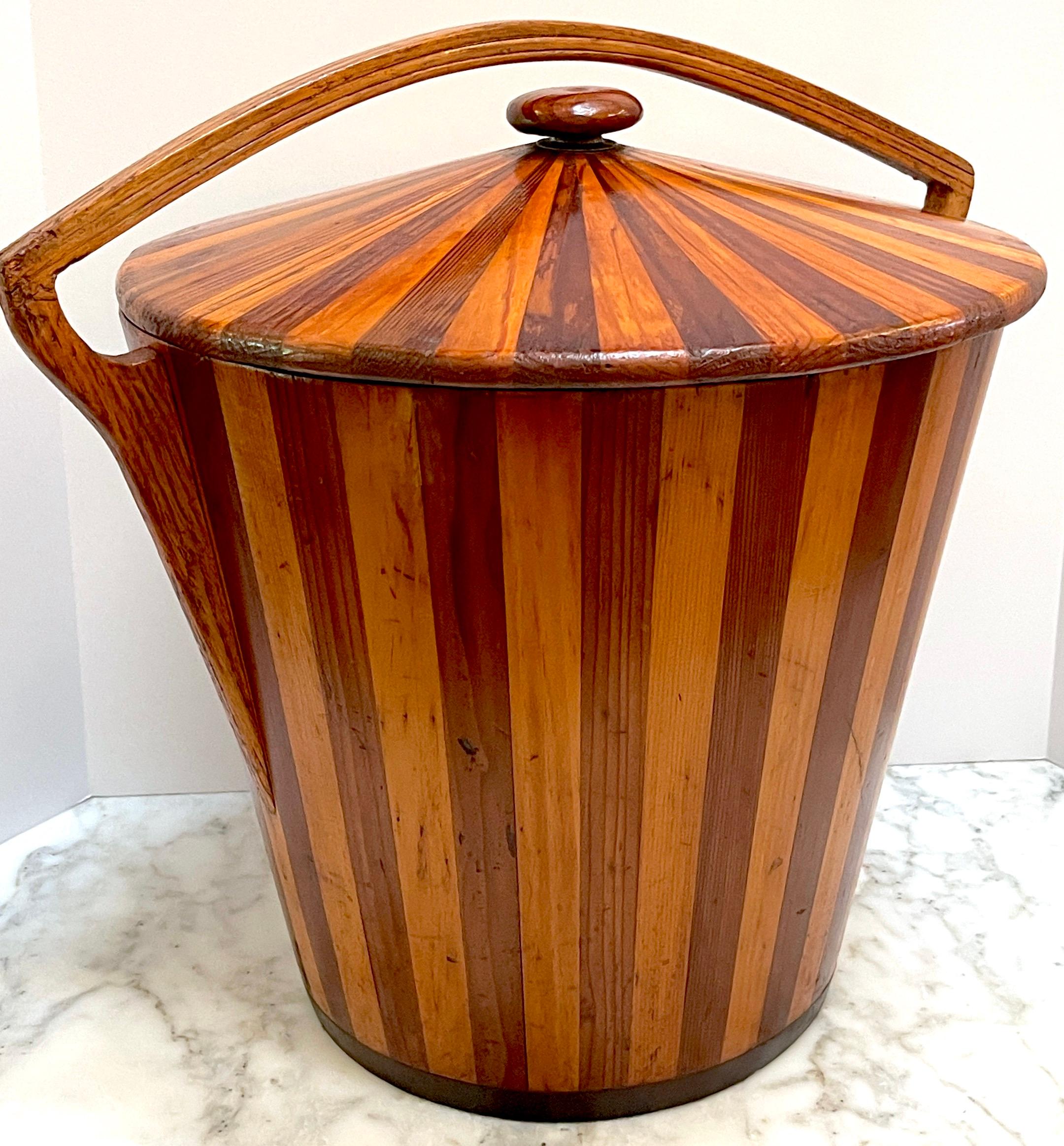 American Modernist Geometric  Inlaid Two-Tone Wood Lidded Bucket /Vessel, 1950s  In Good Condition For Sale In West Palm Beach, FL