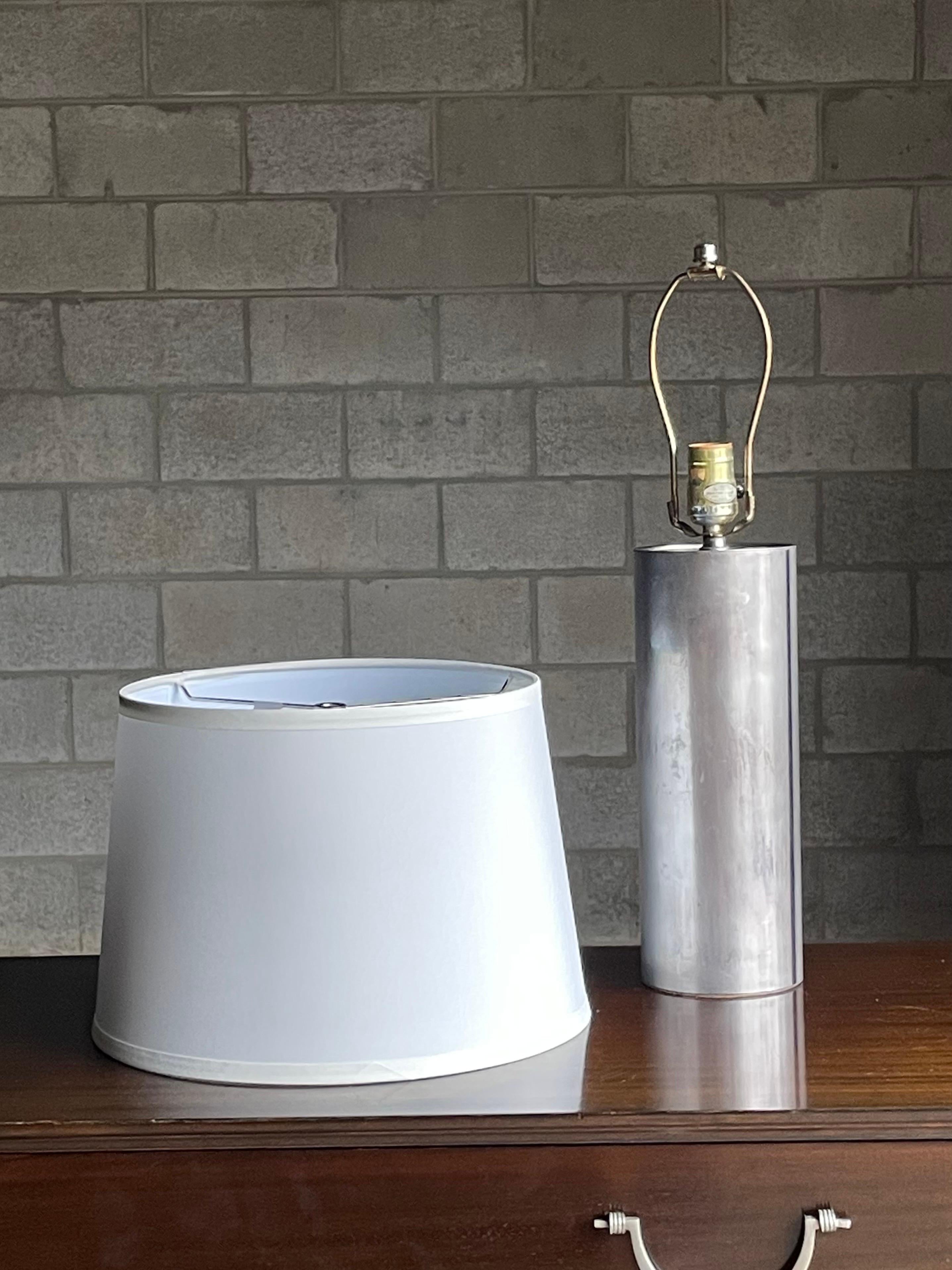 Milieu du XXe siècle Lampe de bureau moderniste américaine en métal industriel minimaliste en vente