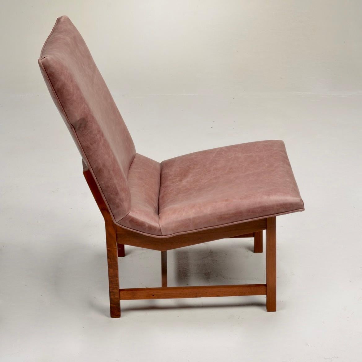 Price is per chair/item. Please indicate quantity for purchase.

Mid-century modern lounge chairs in the style of Jens Risom circa 1960s–70s. Features a sculpted seat and backrest upholstered in leather and supported on a solid walnut base with