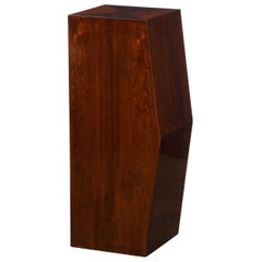 Piedistallo scultoreo modernista americano in noce sfaccettato e minimalista