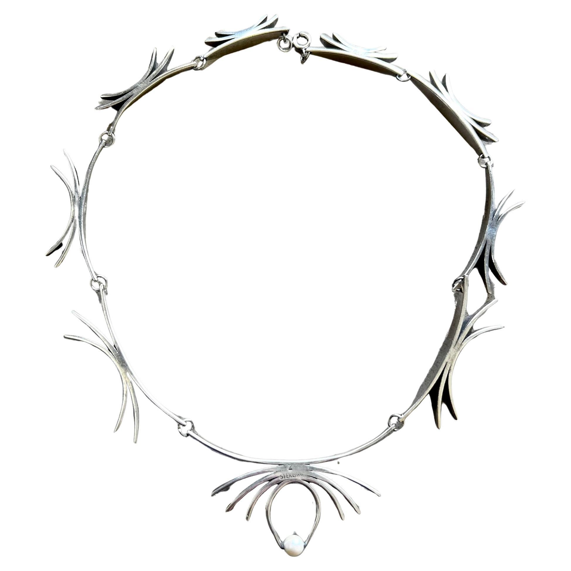 Amerikanisches modernes Halsband aus Sterlingsilber und Perlen, geschaffen von dem unbekannten Künstler Z.  Halskette misst 16