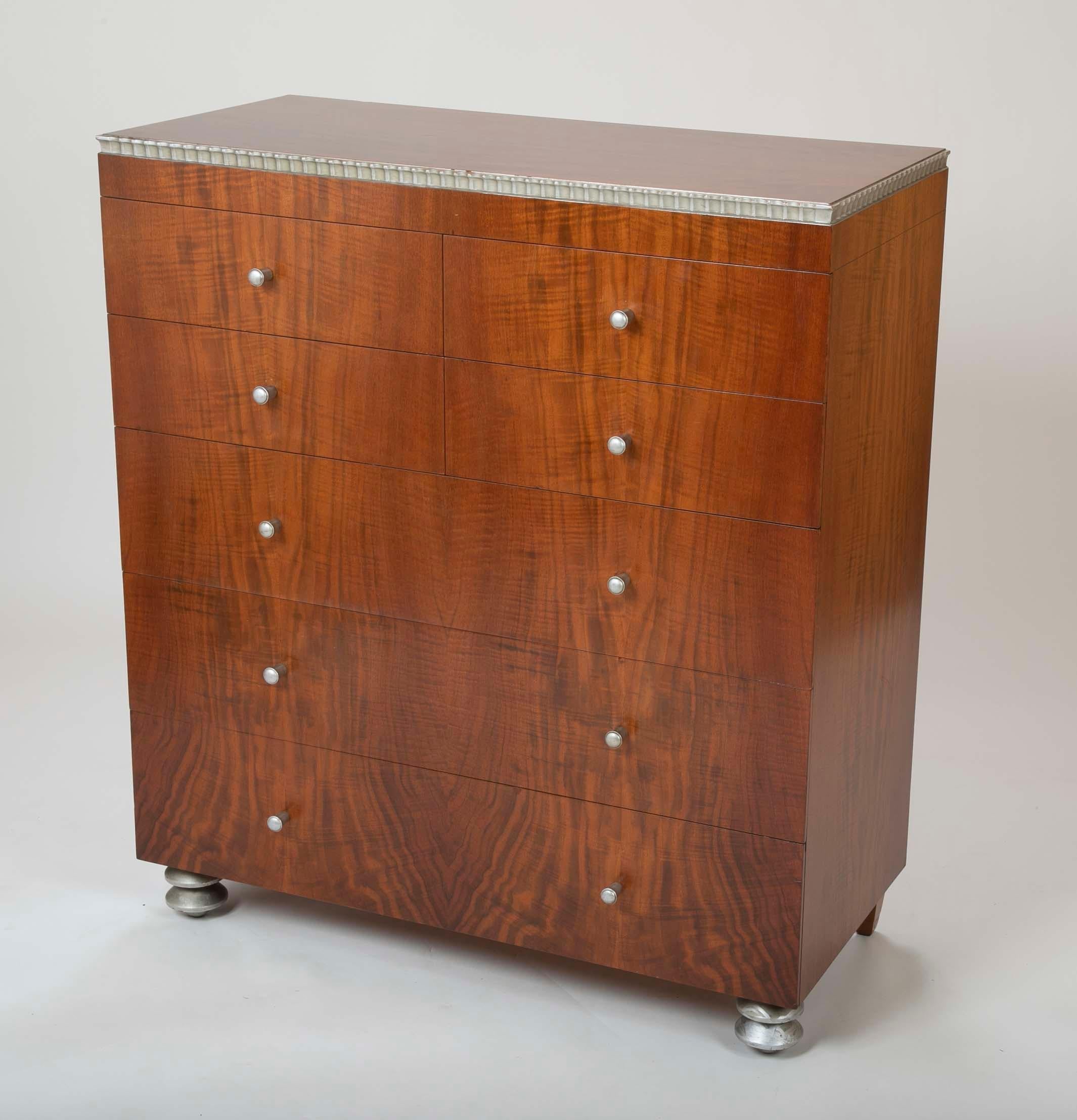 1930's  Amerikanische modernistische Kommode aus Walnussholz im Angebot 5