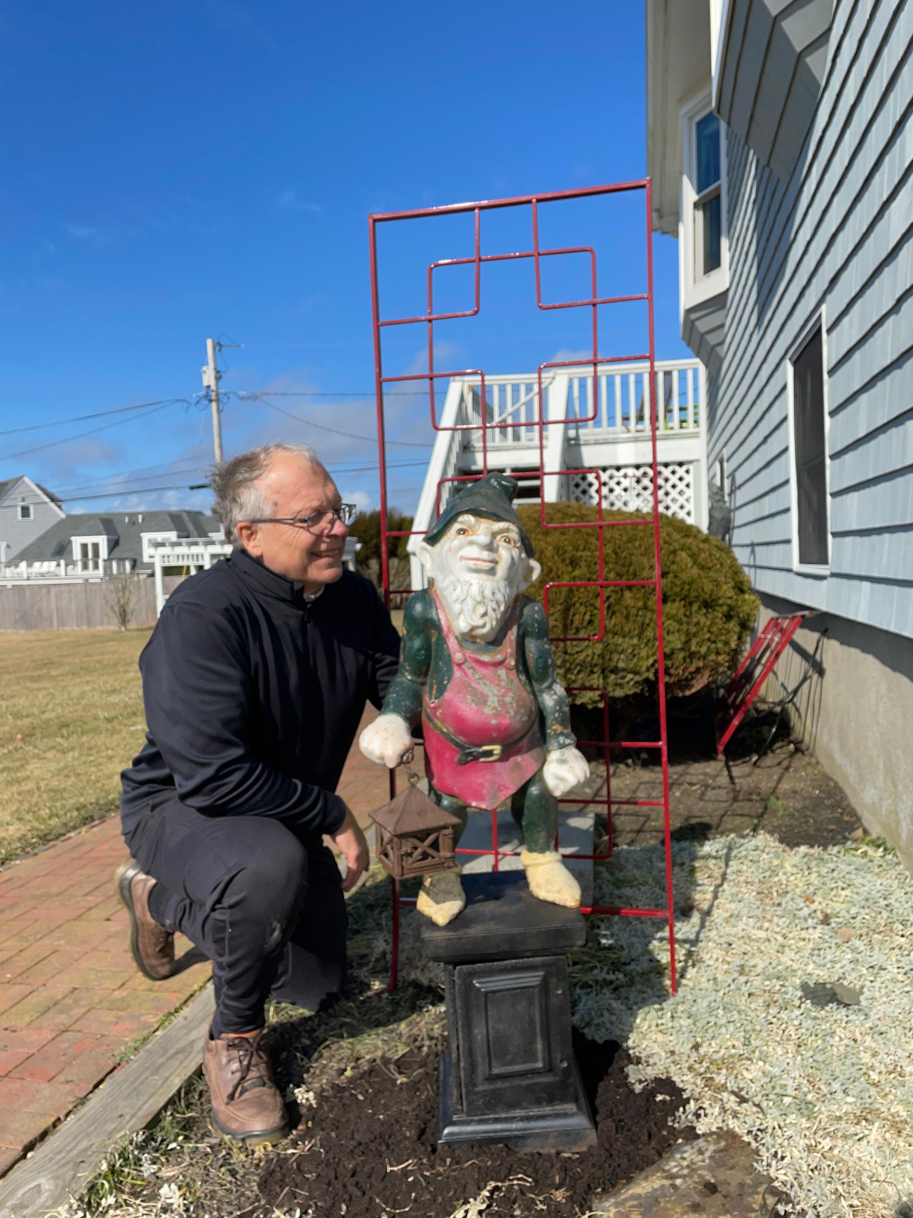 Giant 44 inch legendary American Garden Protector

America's friendly gnome 

Since the early 20th century, American gardeners have been infatuated with these loveable garden gnomes.
No wonder why- legend tells us they protect gardens and bring