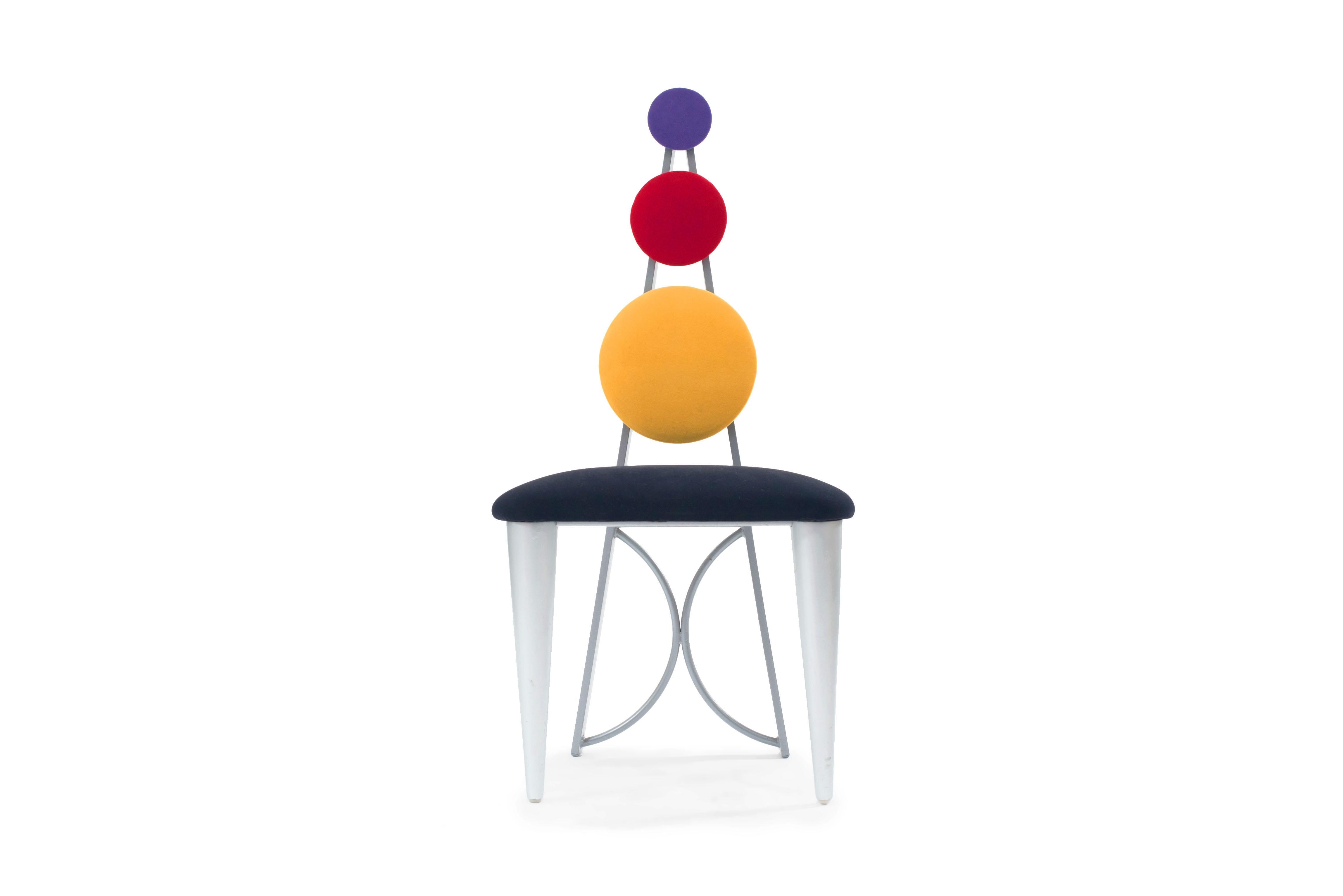 Satz von 8 Beistellstühlen mit Metallrahmen im amerikanischen Memphis-Stil (Anfang der 90er Jahre) mit mehrfarbig gepolsterten Sitzen und Rückenlehnen mit 3 runden gepolsterten Platten (ausgestellt im Holiday House).
 