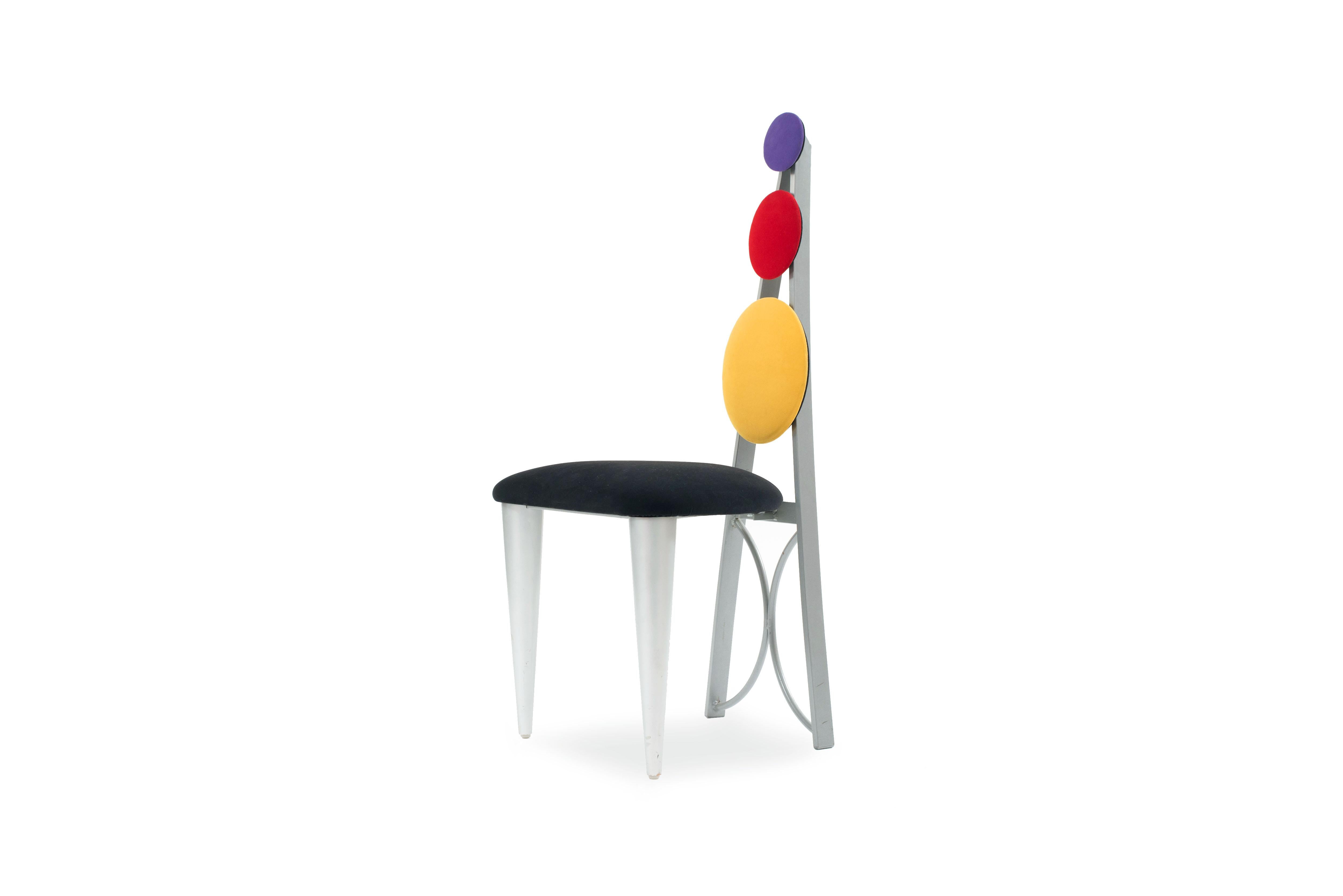 Set von 8 postmodernen:: mehrfarbigen Stühlen im Memphis-Stil (Postmoderne) im Angebot