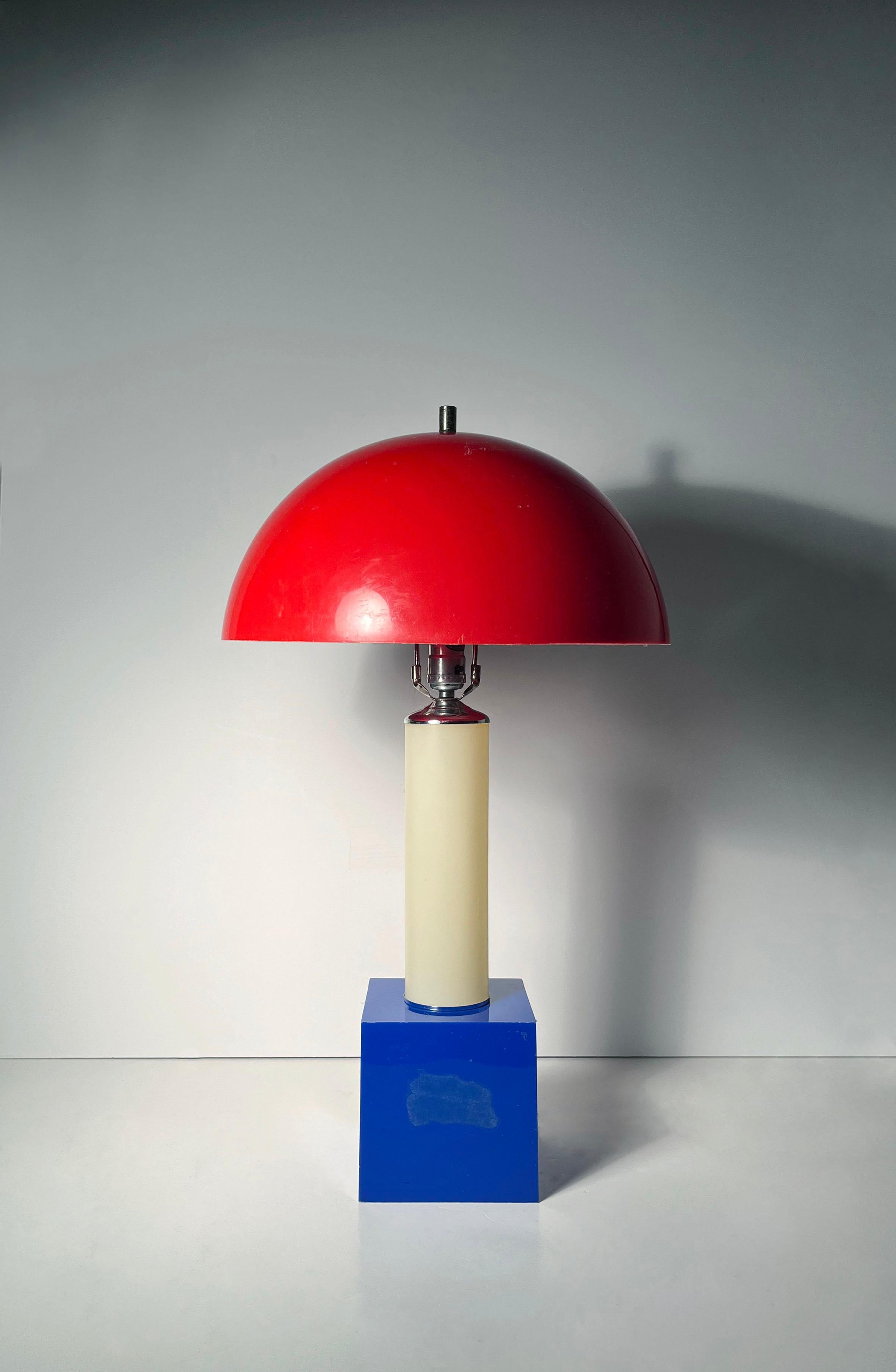 Lampe à dôme en forme de champignon américain par Crown Creative. Une lampe simple et amusante en acrylique aux couleurs du drapeau américain. 

Condit :
quelques petits craquements stables autour du trou de l'épi de faîtage (dus à la