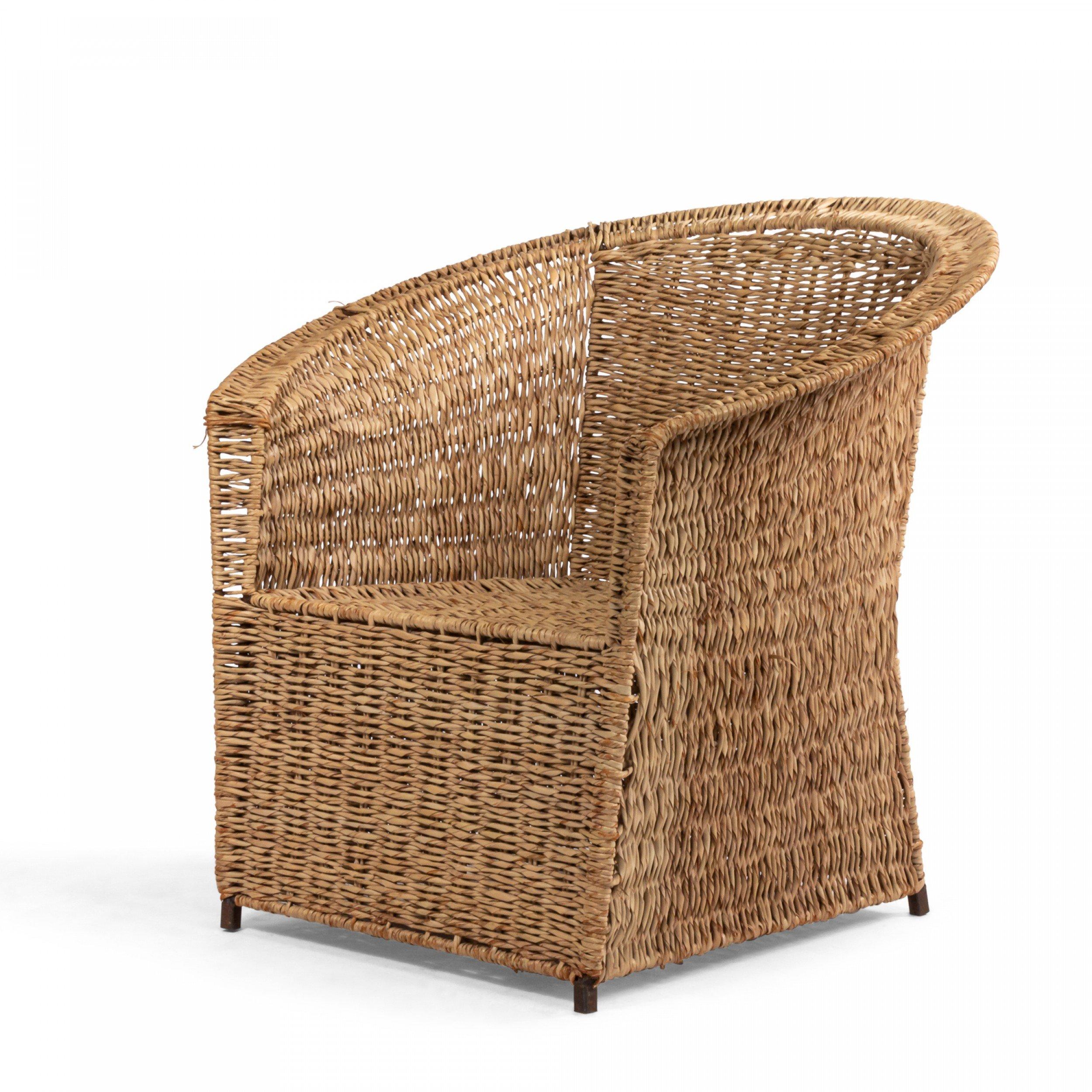 Sillón americano (mediados del siglo XX) de ratán natural tejido con forma de bañera y respaldo redondo