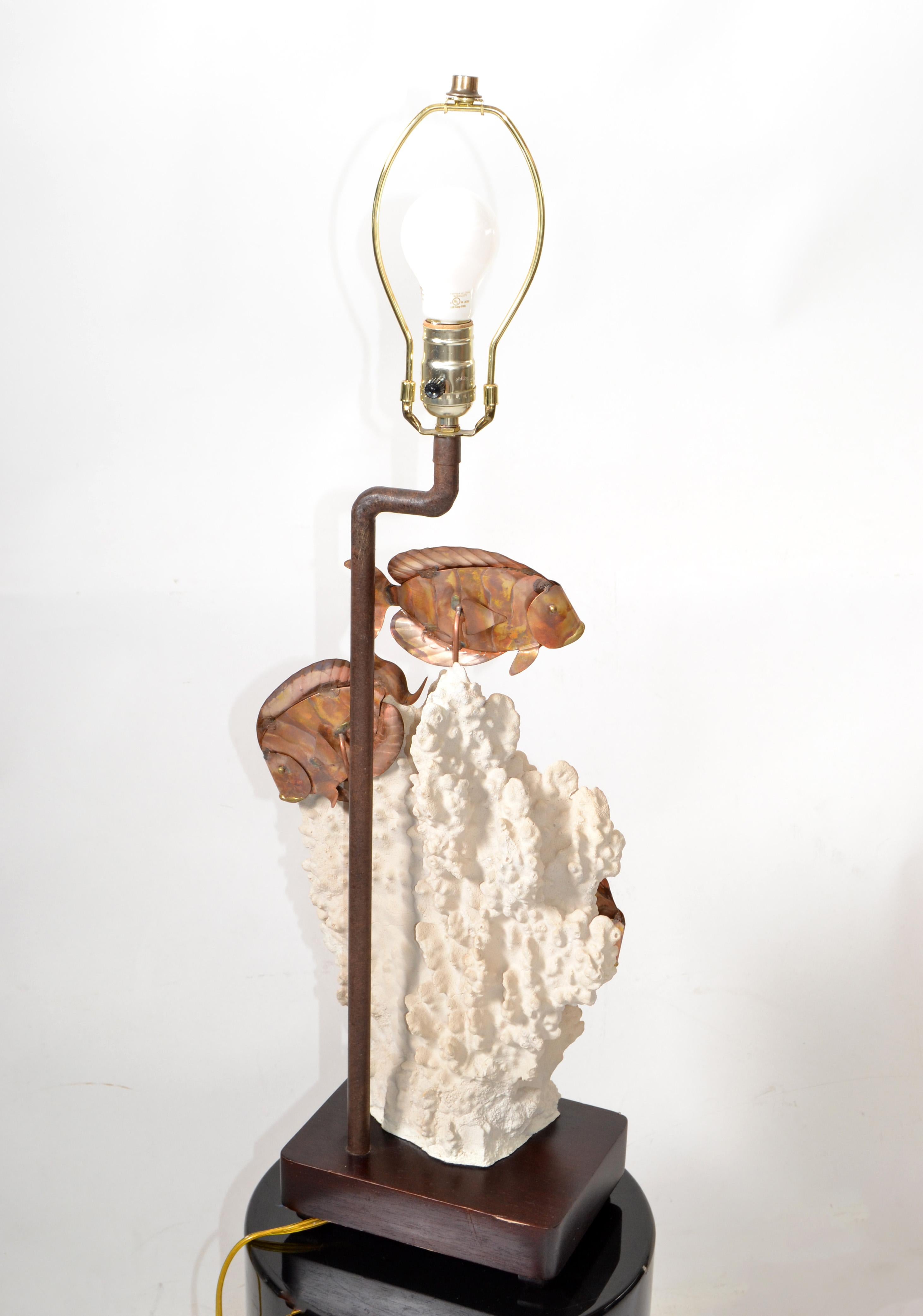 Lampe de bureau sculpturale moderne en forme de poisson en laiton corail de style nautique américain, fabriquée à la main en vente 2