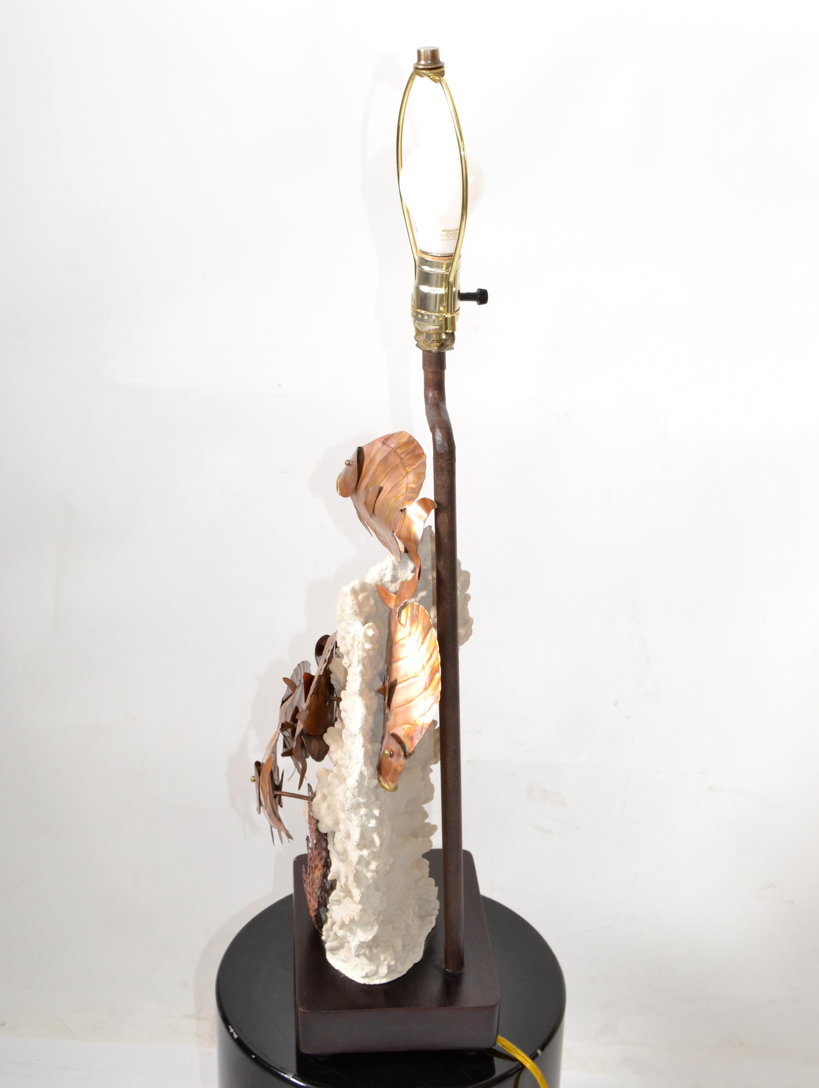 Lampe de bureau sculpturale moderne en forme de poisson en laiton corail de style nautique américain, fabriquée à la main en vente 3