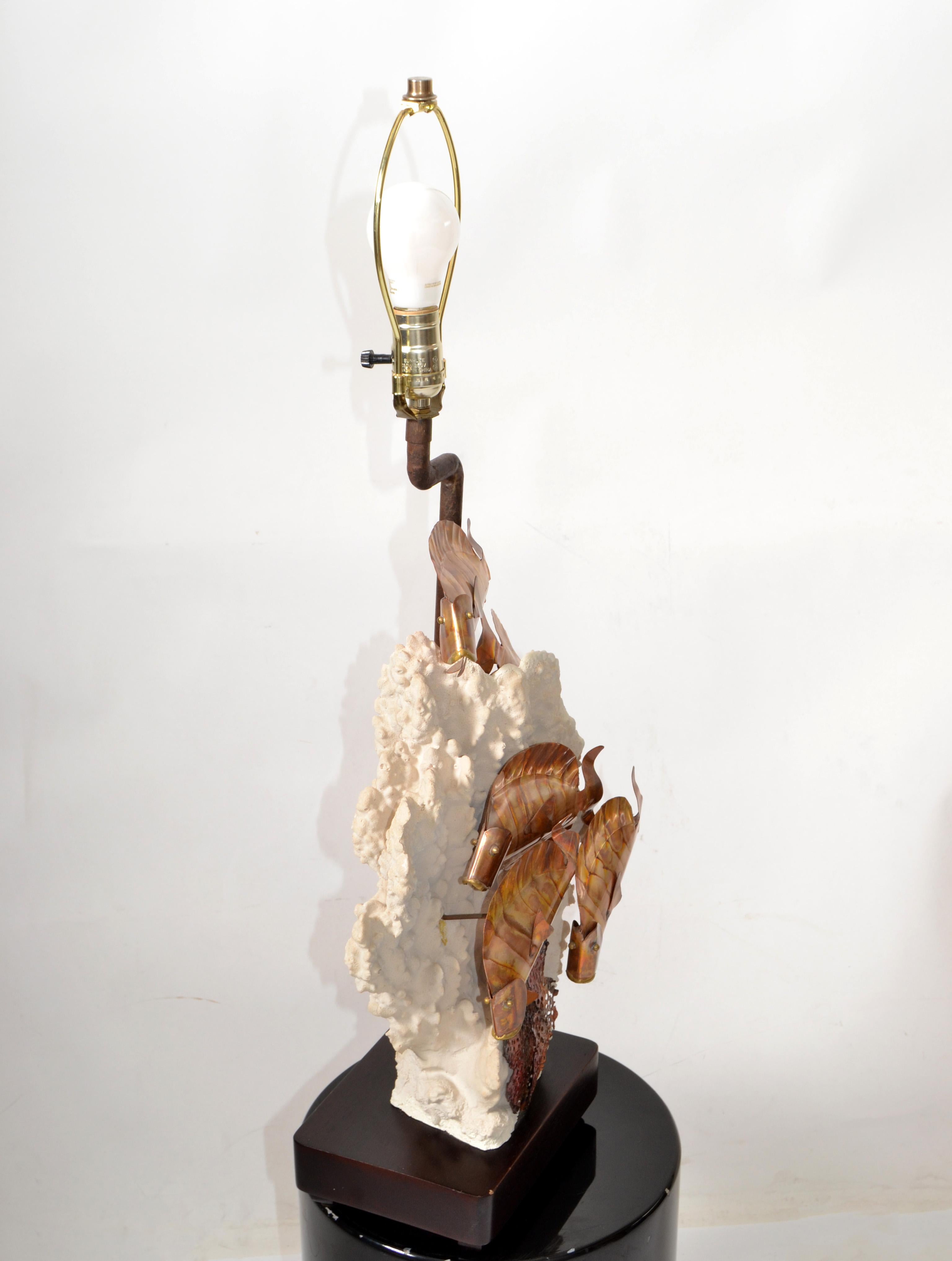 Lampe de bureau sculpturale moderne en forme de poisson en laiton corail de style nautique américain, fabriquée à la main en vente 4