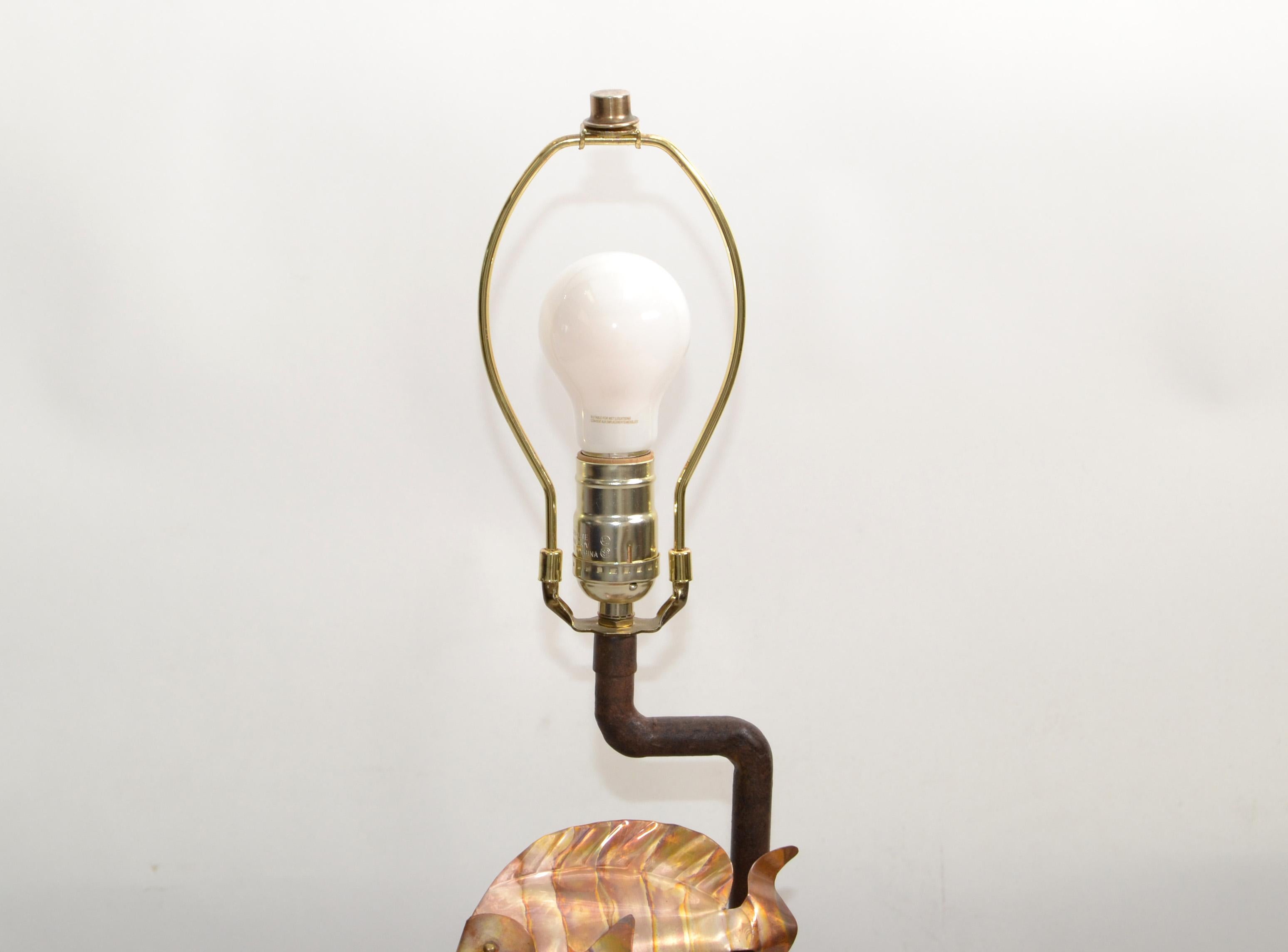 Lampe de bureau sculpturale moderne en forme de poisson en laiton corail de style nautique américain, fabriquée à la main en vente 5