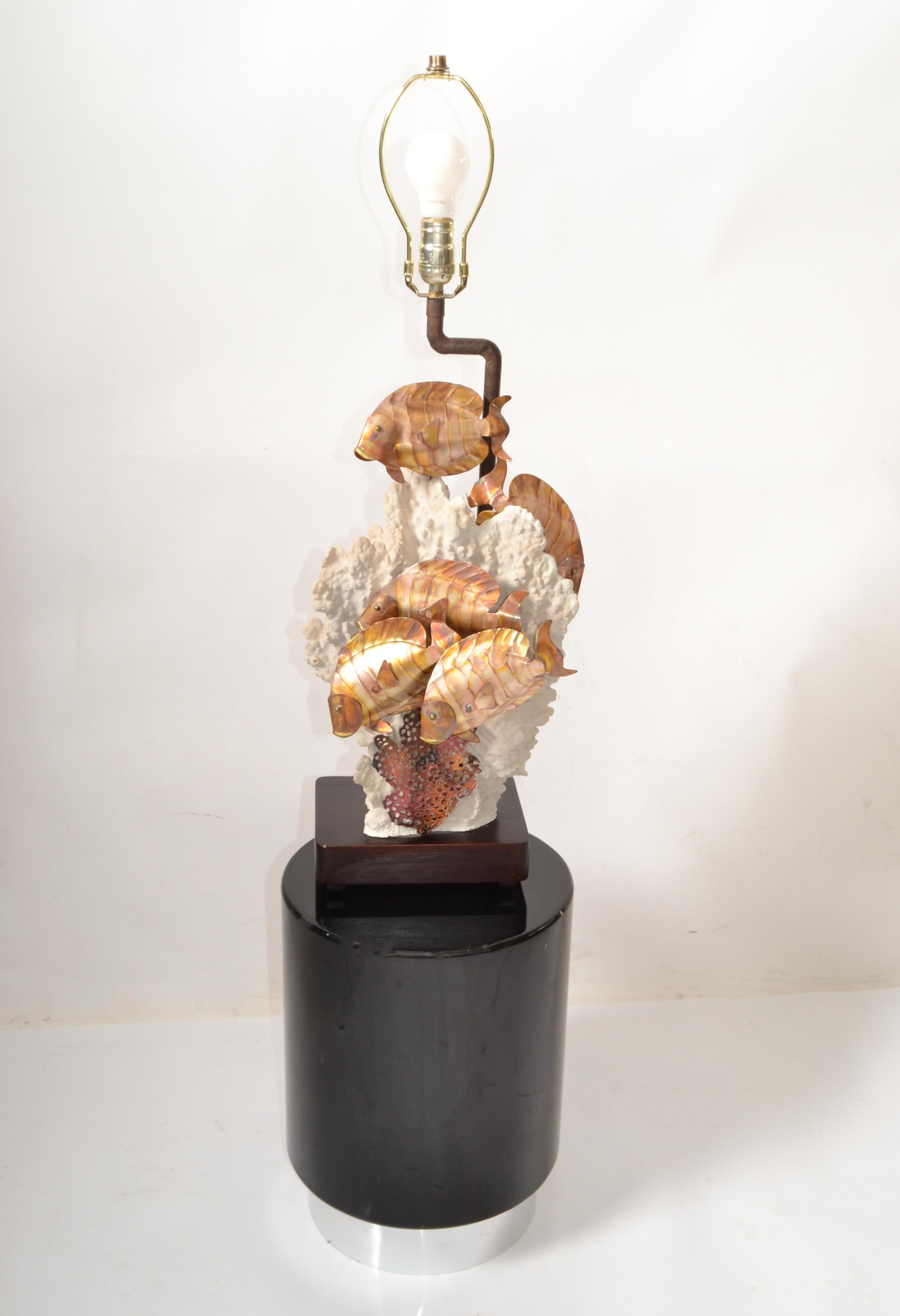 Lampe de bureau sculpturale moderne en forme de poisson en laiton corail de style nautique américain, fabriquée à la main en vente 6