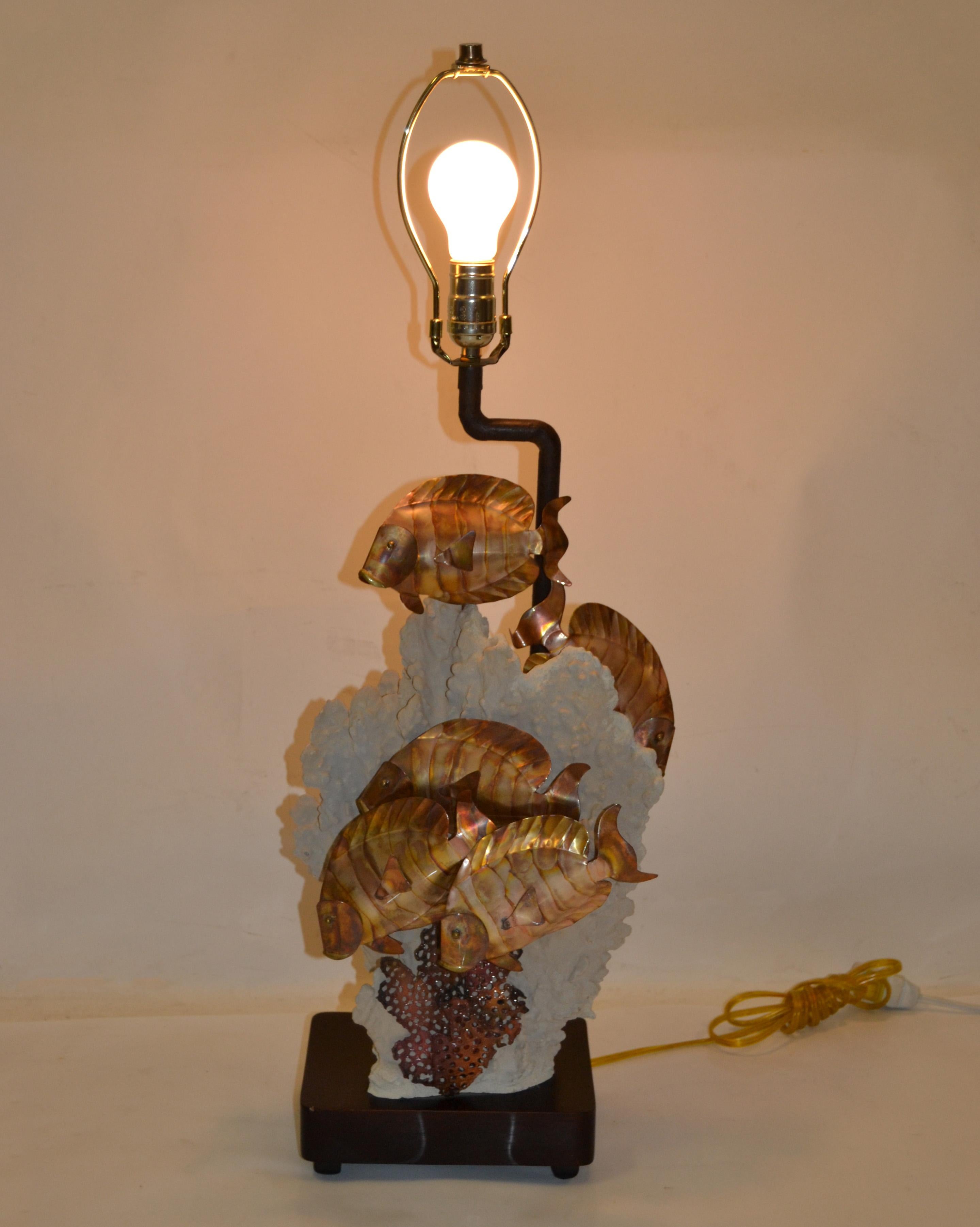 American Nautical Hand-Crafted Coral Brass Fish Sculptural Table Lamp Modern In Good Condition For Sale In Miami, FL