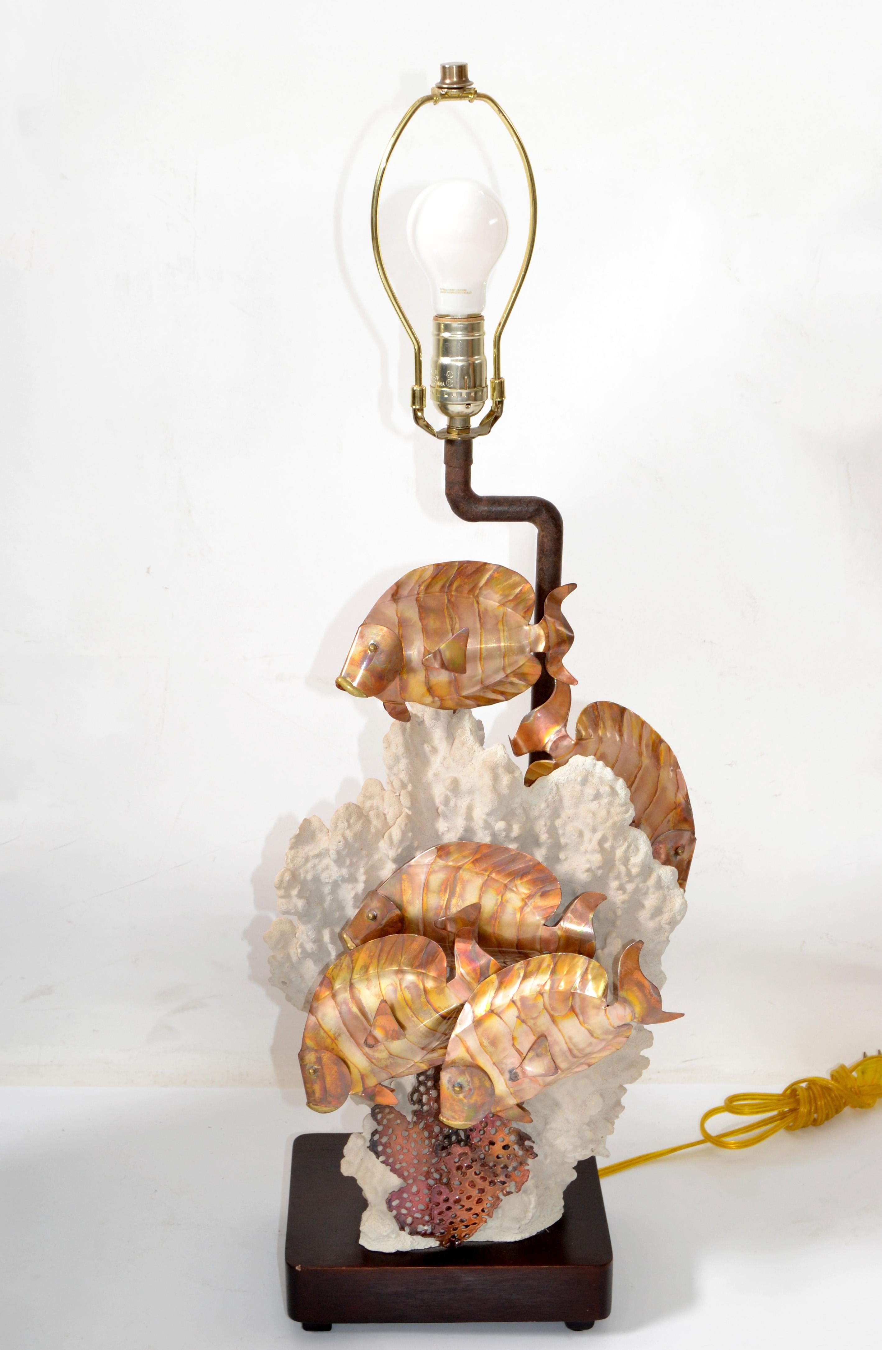 Fait main Lampe de bureau sculpturale moderne en forme de poisson en laiton corail de style nautique américain, fabriquée à la main en vente