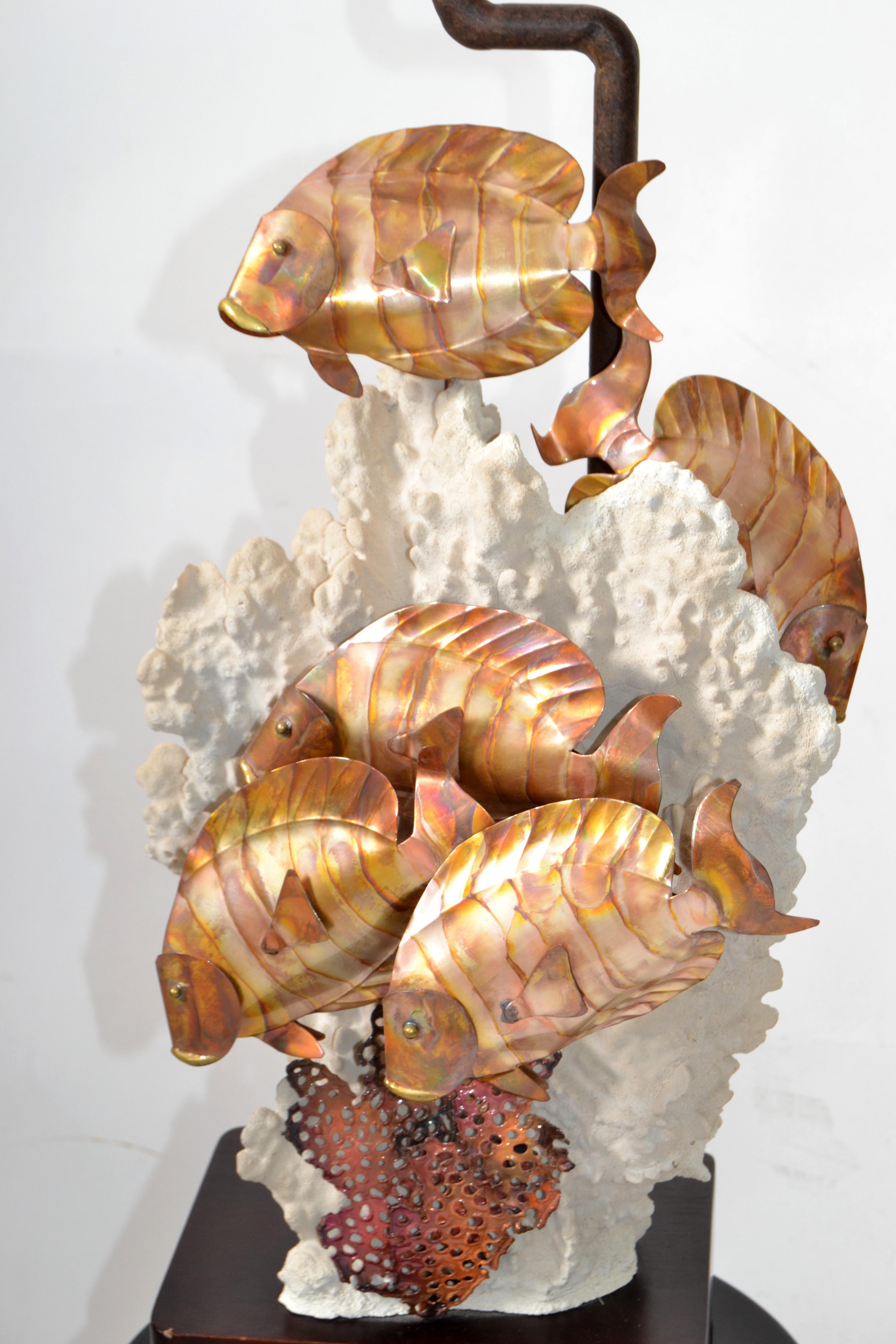 Lampe de bureau sculpturale moderne en forme de poisson en laiton corail de style nautique américain, fabriquée à la main Bon état - En vente à Miami, FL