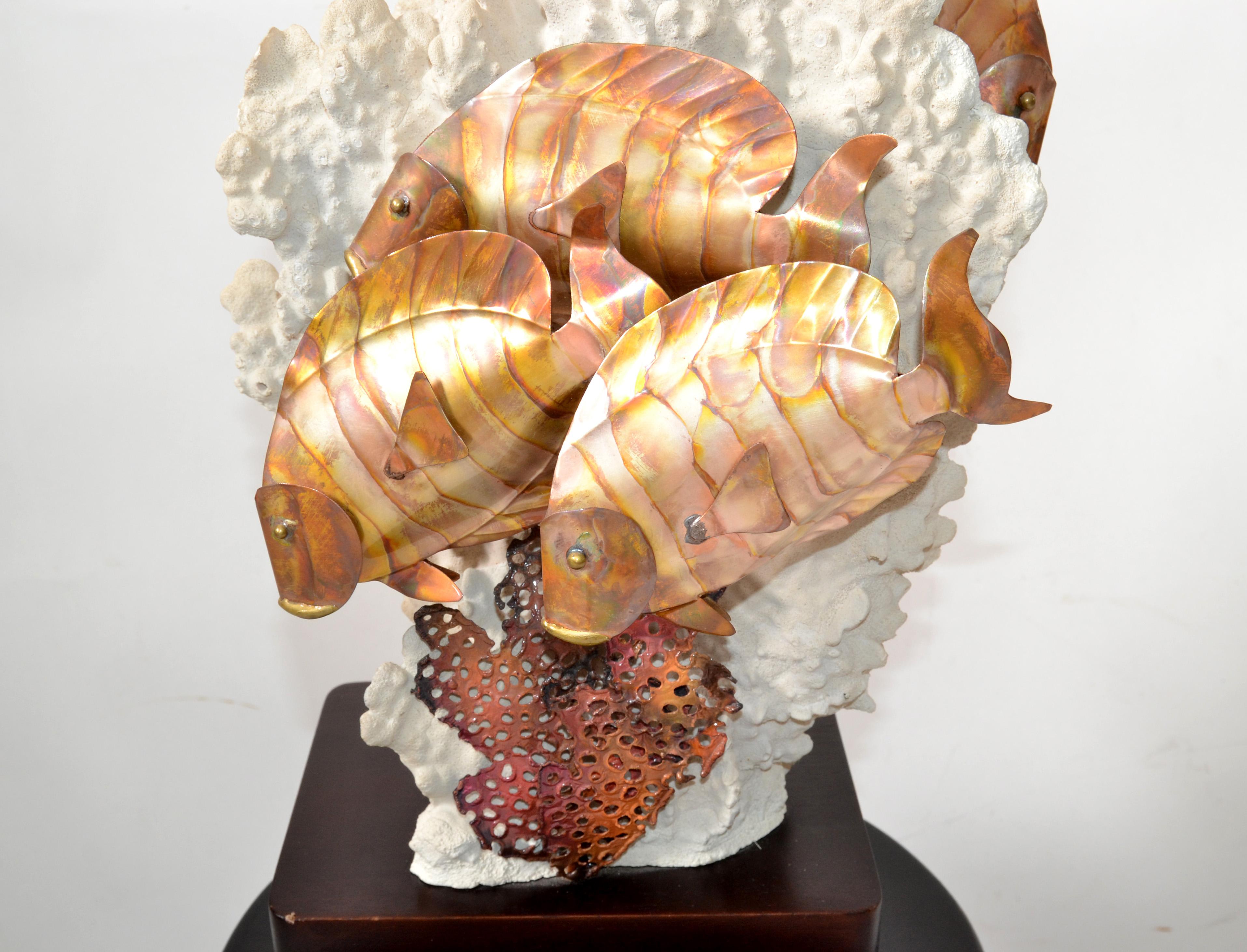 Fin du 20e siècle Lampe de bureau sculpturale moderne en forme de poisson en laiton corail de style nautique américain, fabriquée à la main en vente