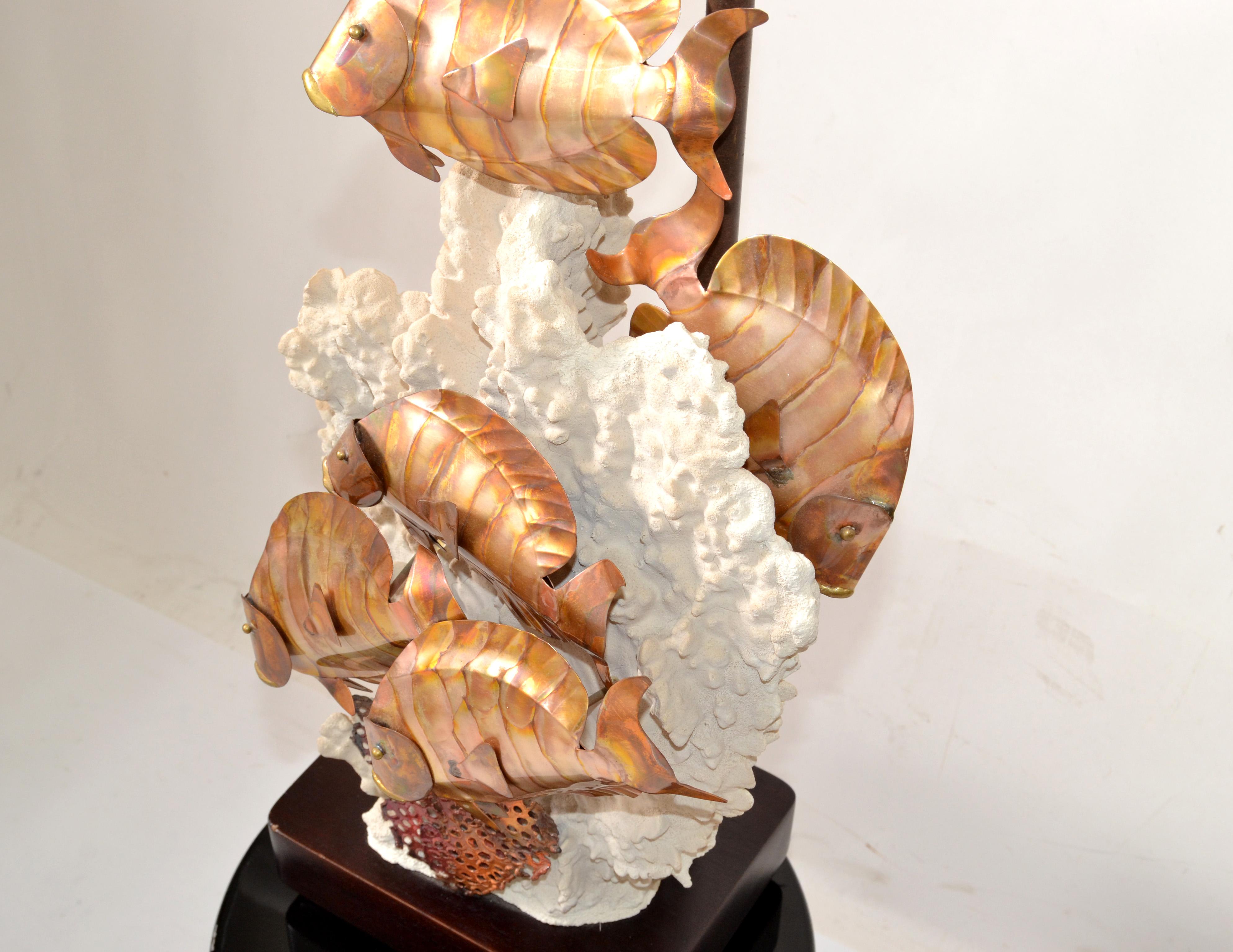 Laiton Lampe de bureau sculpturale moderne en forme de poisson en laiton corail de style nautique américain, fabriquée à la main en vente