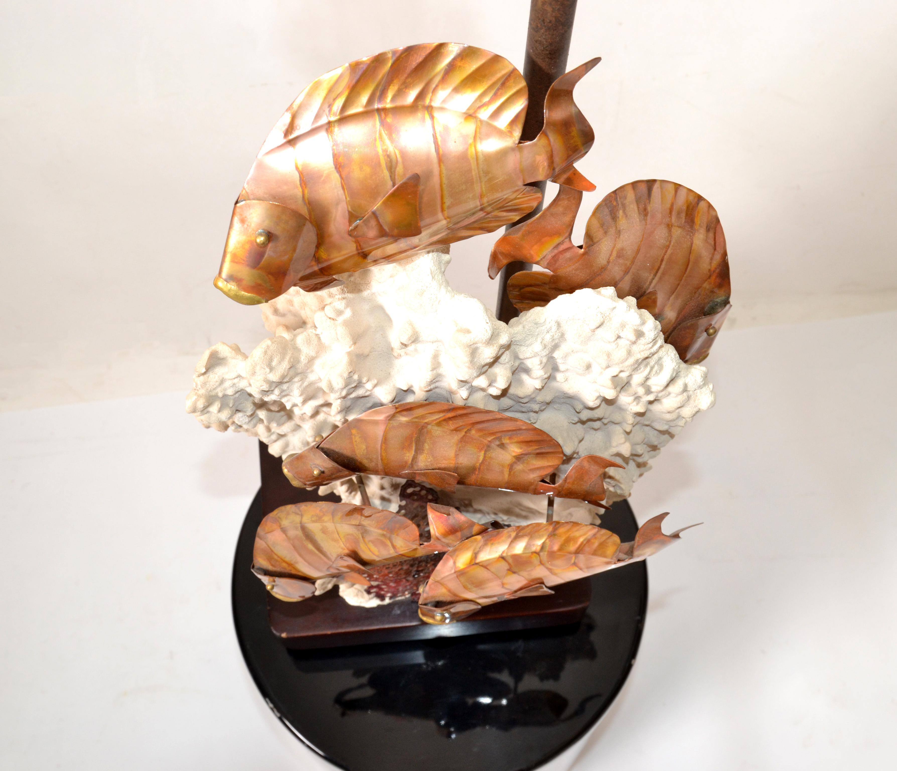 Lampe de bureau sculpturale moderne en forme de poisson en laiton corail de style nautique américain, fabriquée à la main en vente 1