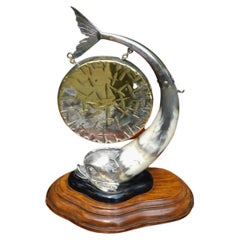 Gong en métal argenté et en laiton avec corne de dauphin, sur base en Wood, 20ème siècle.