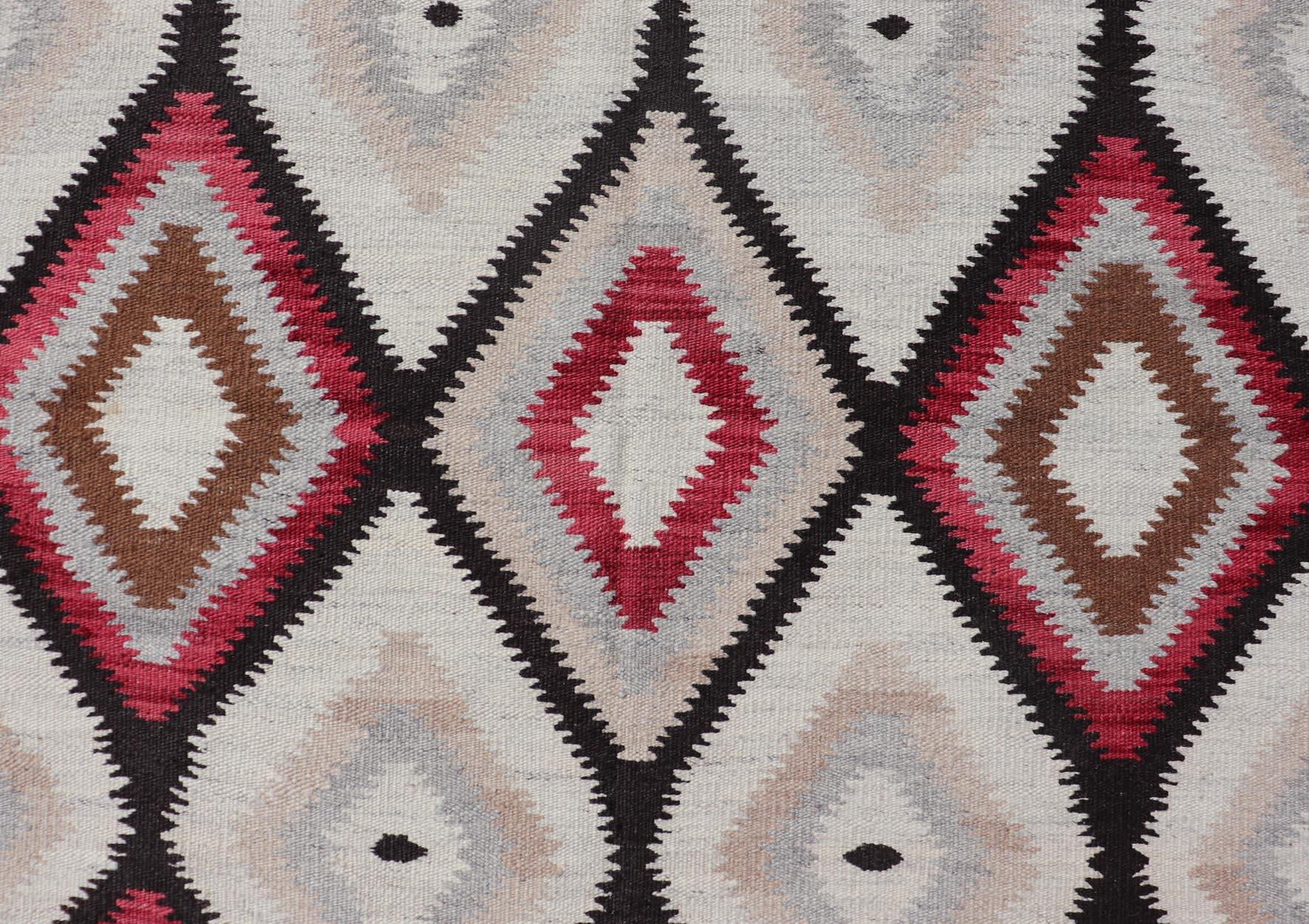 Alfombra Americana de Diseño Navajo con Diseño Tribal Entramado en Rojo, Negro y Gris Indio en venta