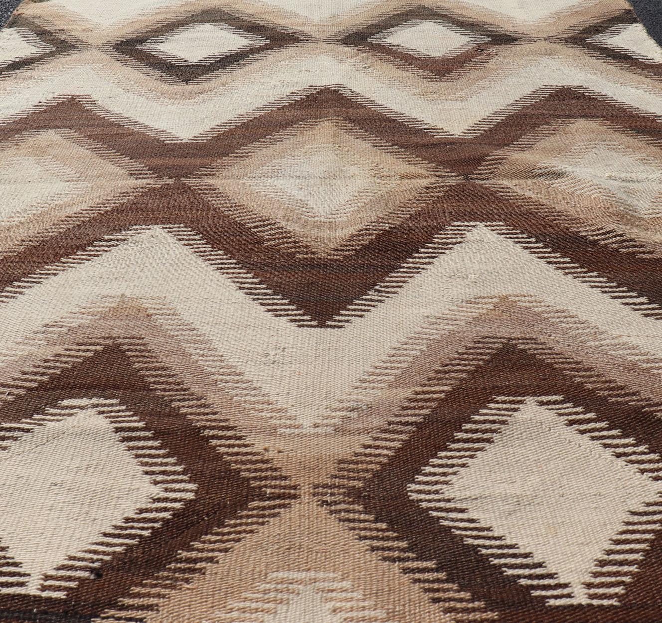 Maße: 3'9 x 5'7 
Amerikanischer Navajo-Teppich mit geometrischem, rautenförmigem All-Over-Design in Tan, Brown, Cream. Keivan Woven Arts / Teppich W22-0901, Herkunftsland / Art: Vereinigte Staaten von Amerika / Navajo, etwa Anfang des 20.