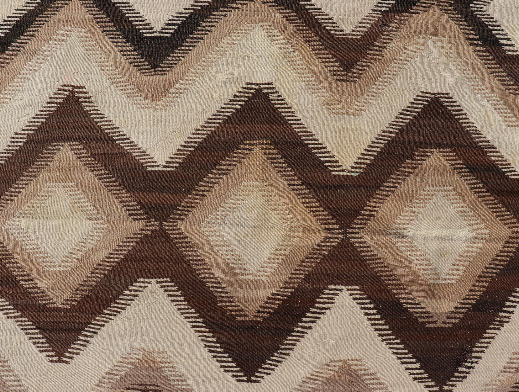 Amerikanischer Navajo-Teppich mit geometrischem Rautendesign in Tan, Brown, Cream (amerikanisch) im Angebot