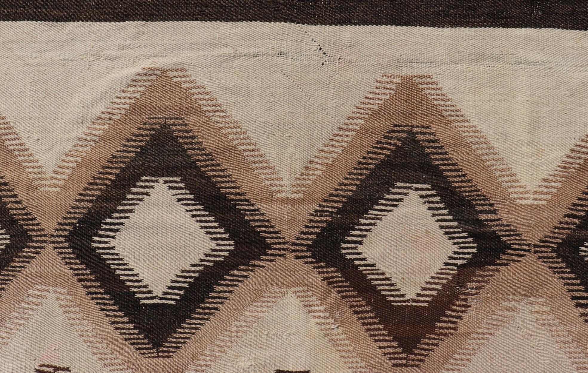 Amerikanischer Navajo-Teppich mit geometrischem Rautendesign in Tan, Brown, Cream (Handgewebt) im Angebot