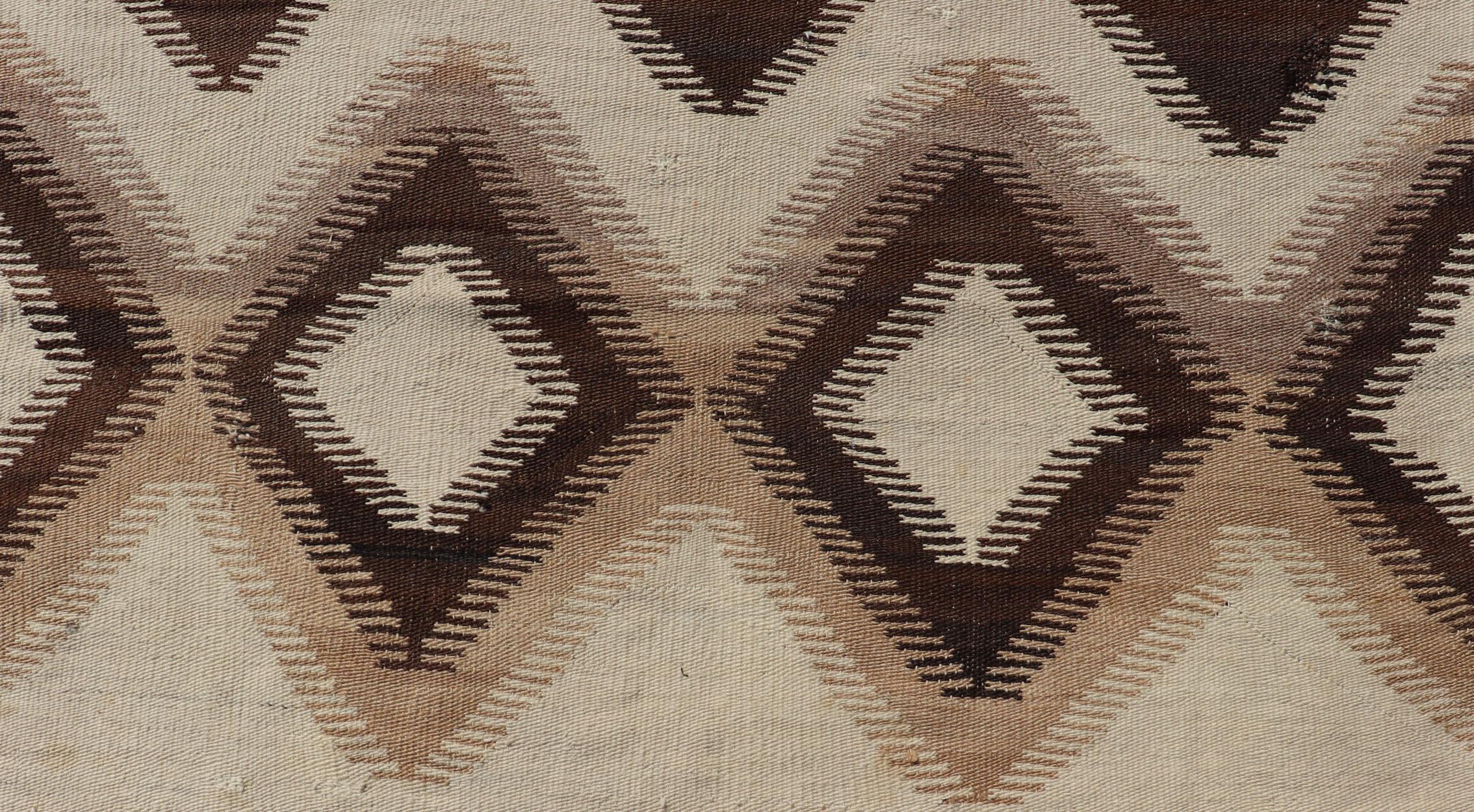 Tapis Navajo américain à motifs géométriques en forme de losange sur toute la surface en Tan, Brown, Cream Bon état - En vente à Atlanta, GA